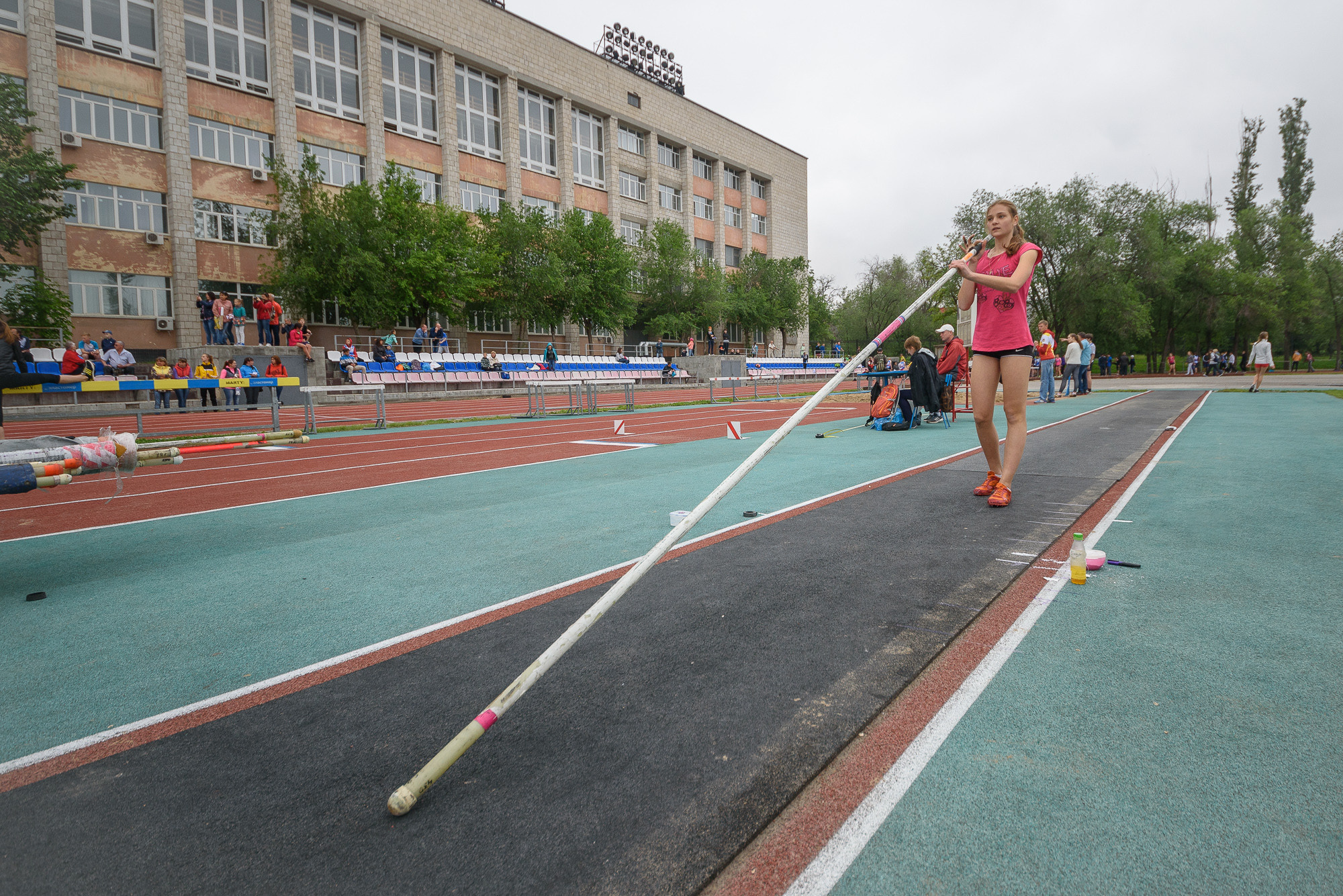 Спортсменка готовится к прыжку с шестом