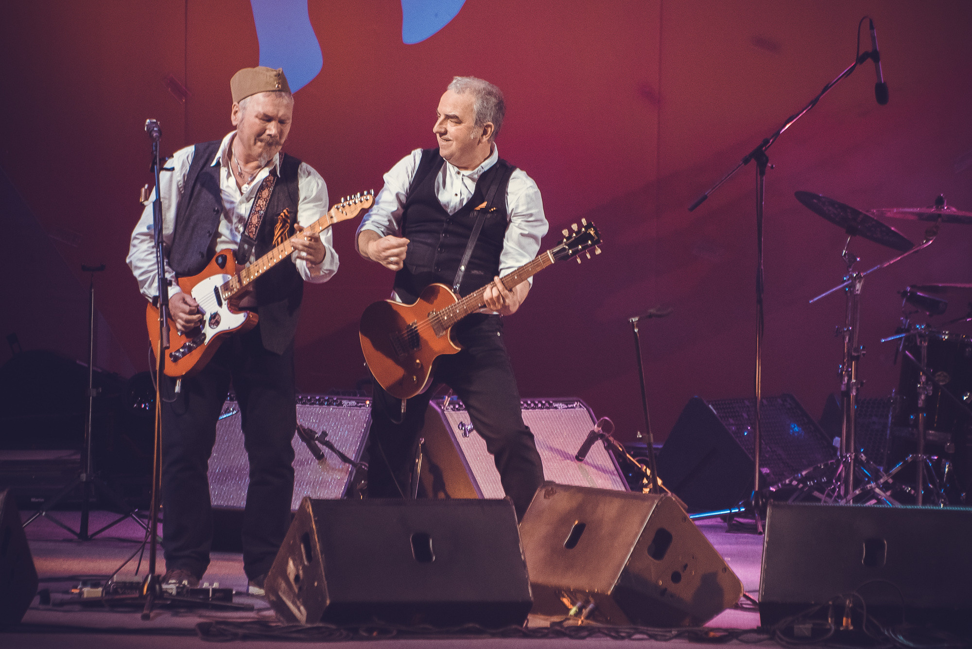 Владимир Шахрин и Владимир Бегунов с гитарами на концерте