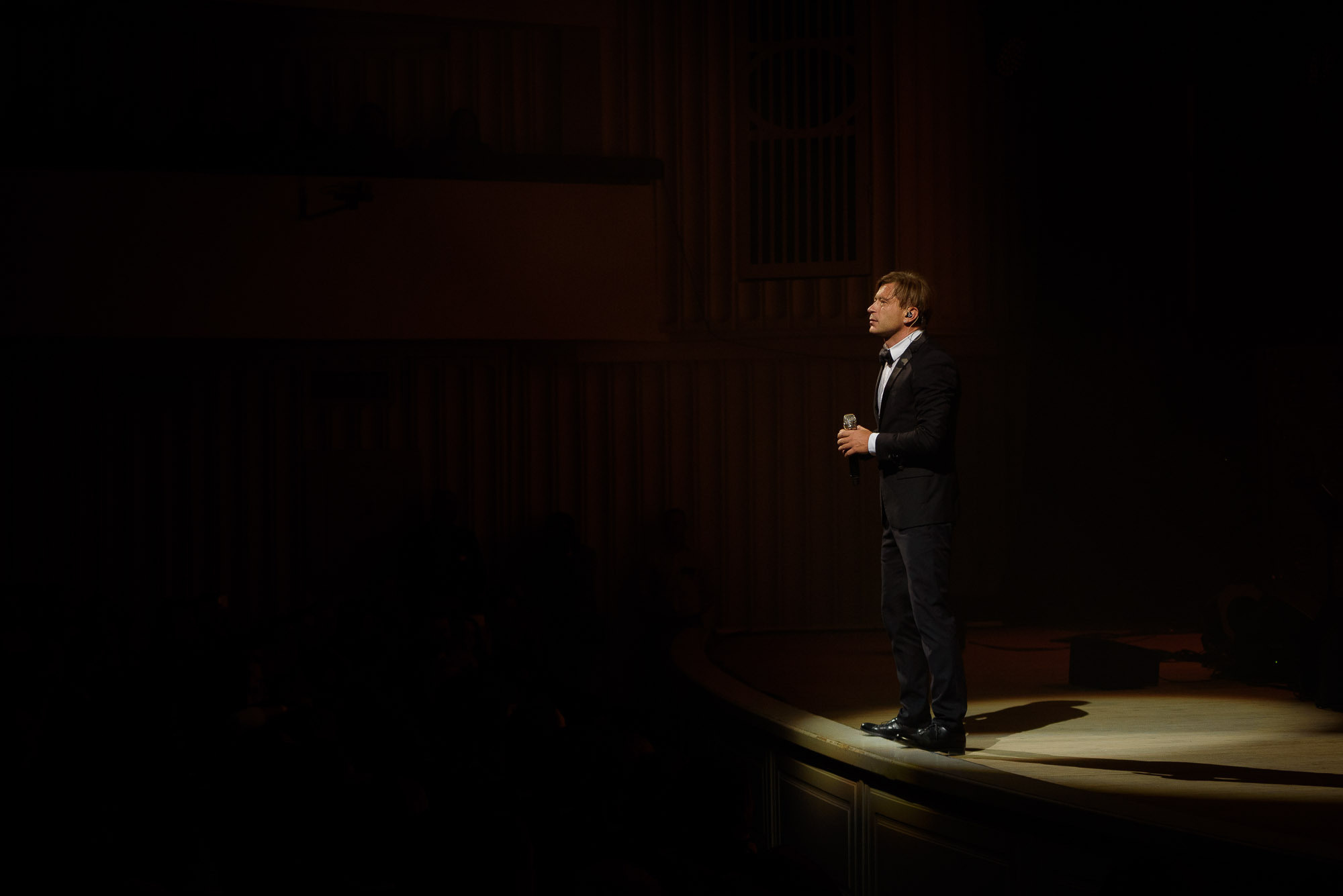 Лёва Би-2 стоит на краю сцены и смотрит в зрительный зал