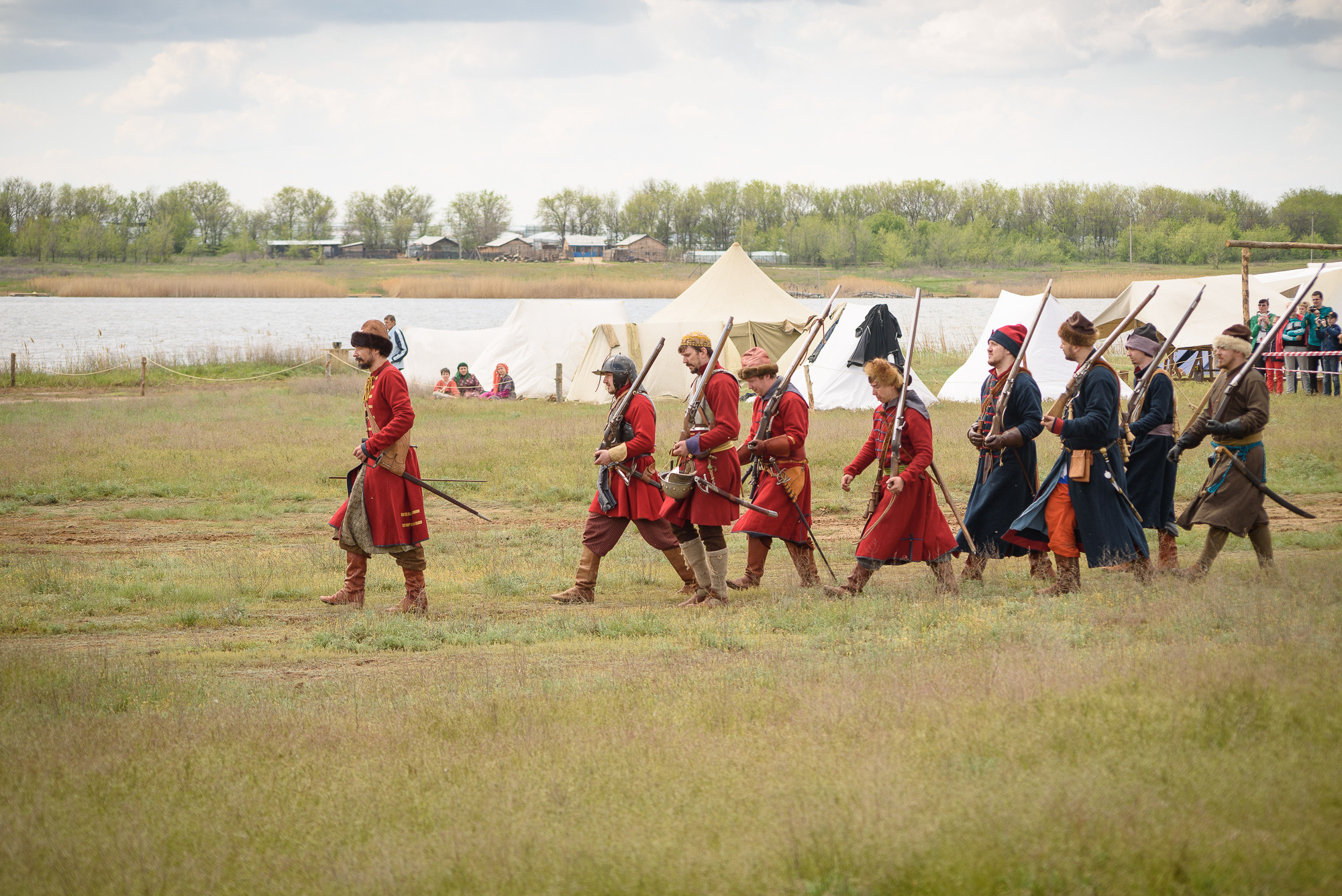 Участники исторической реконструкции идут строем