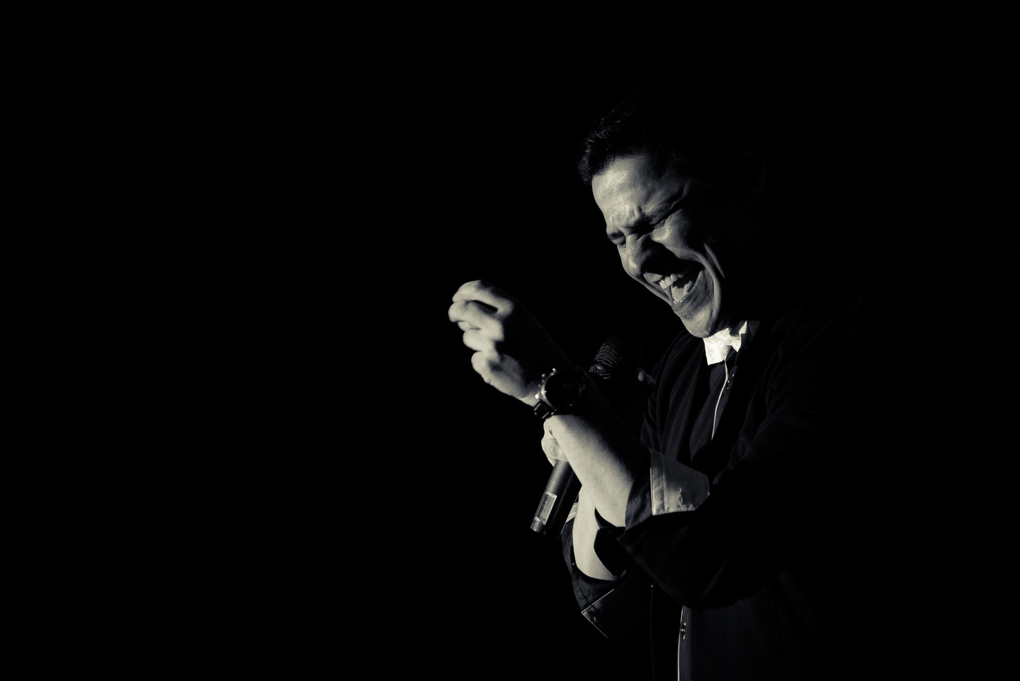 Певец эмоционально поёт