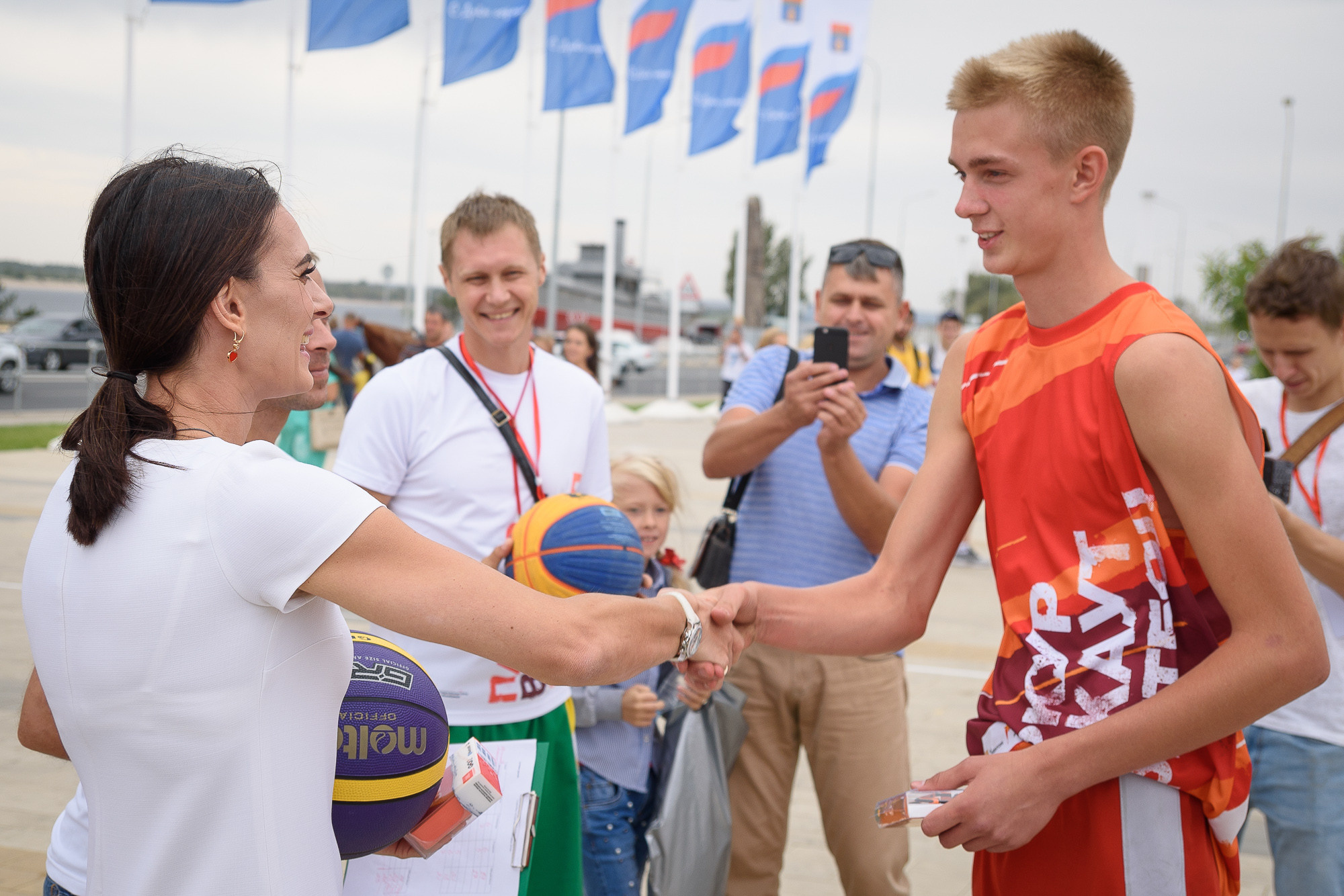 Елена Исинбаева награждает победителей спортивного фестиваля