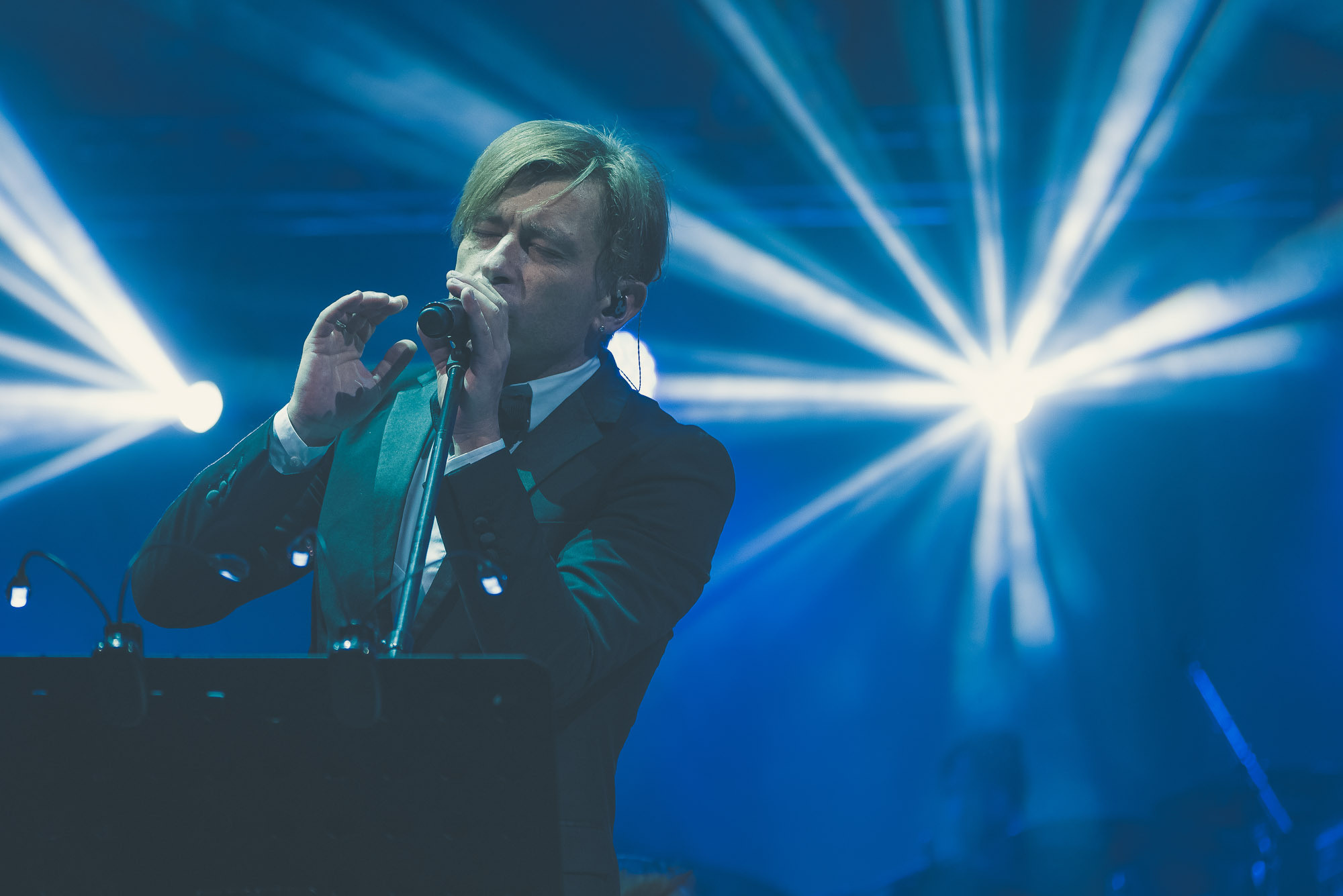 Лёва Би-2 на фоне лучей света