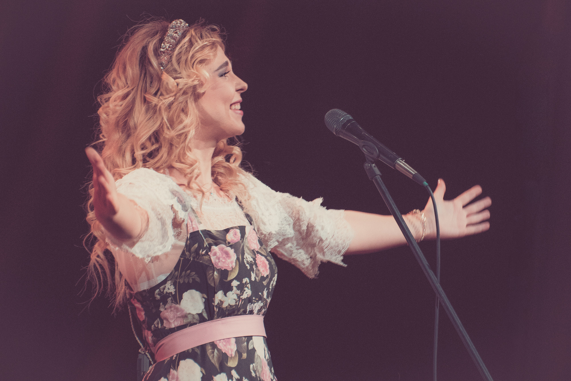 Пелагея в сарафане с розами раскинула руки на сцене