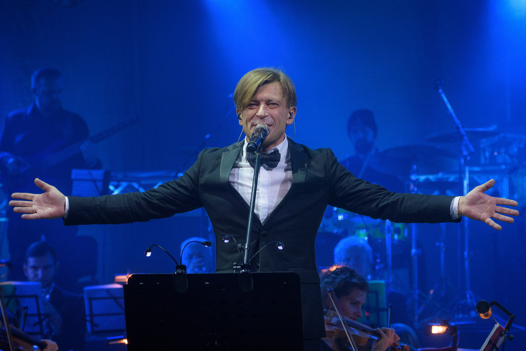 Лёва Би-2 раскинул руки на концерте