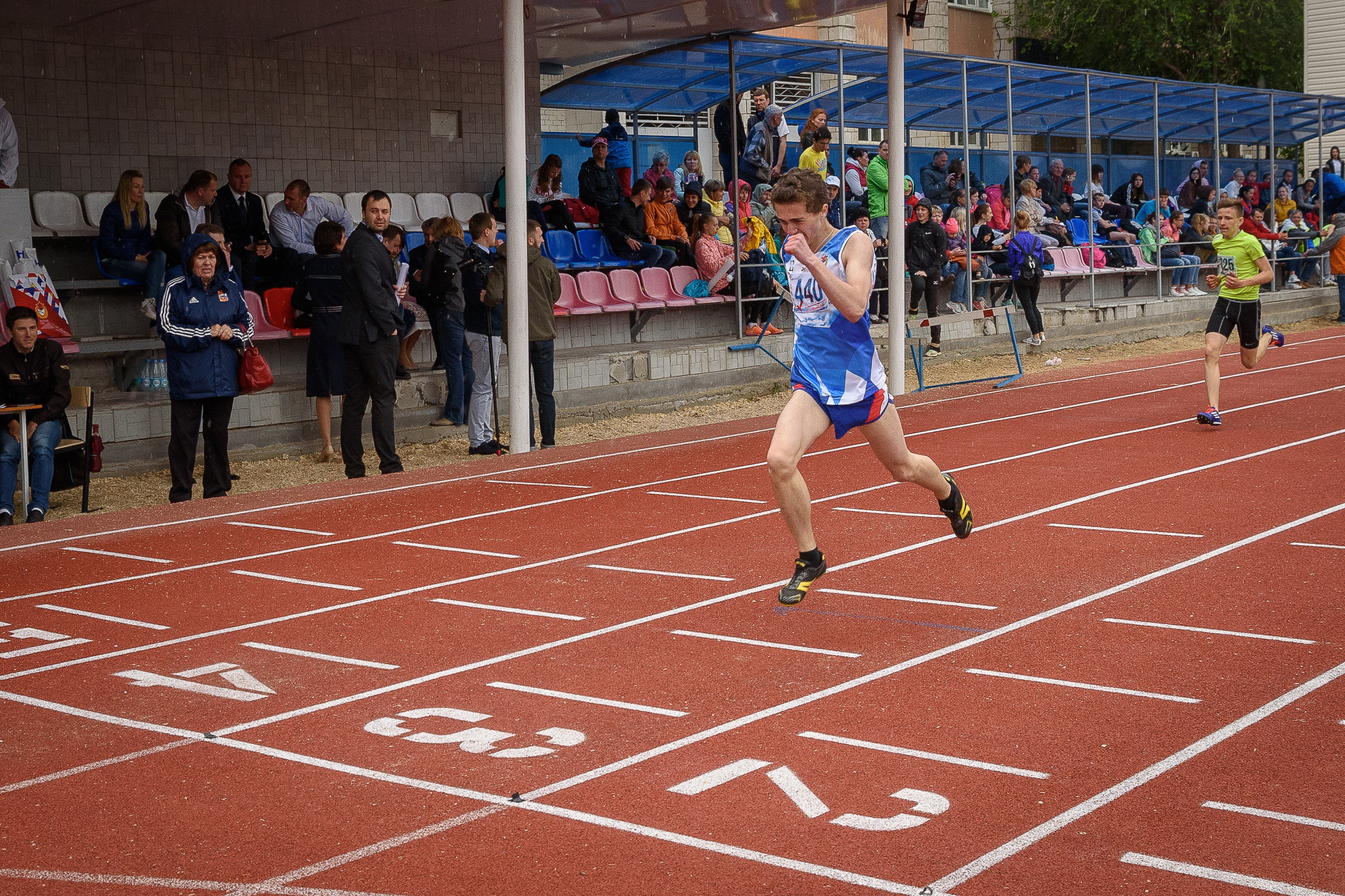 Спортсмен финиширует в забеге