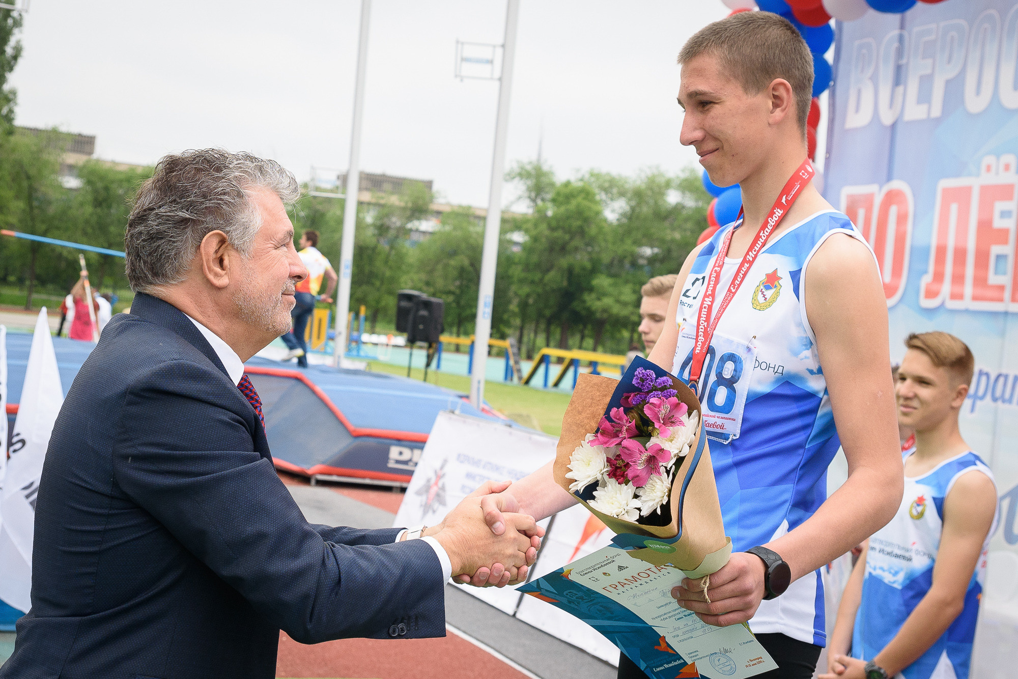 Жоэль Бузу жмёт руку победителю соревнований
