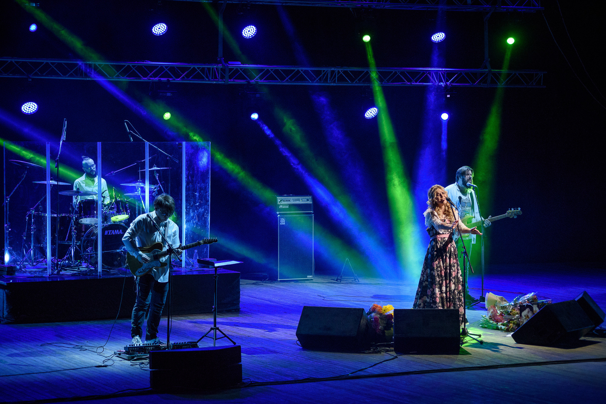 Группа "Пелагея" на сцене во время концерта в синих и зелёных лучах