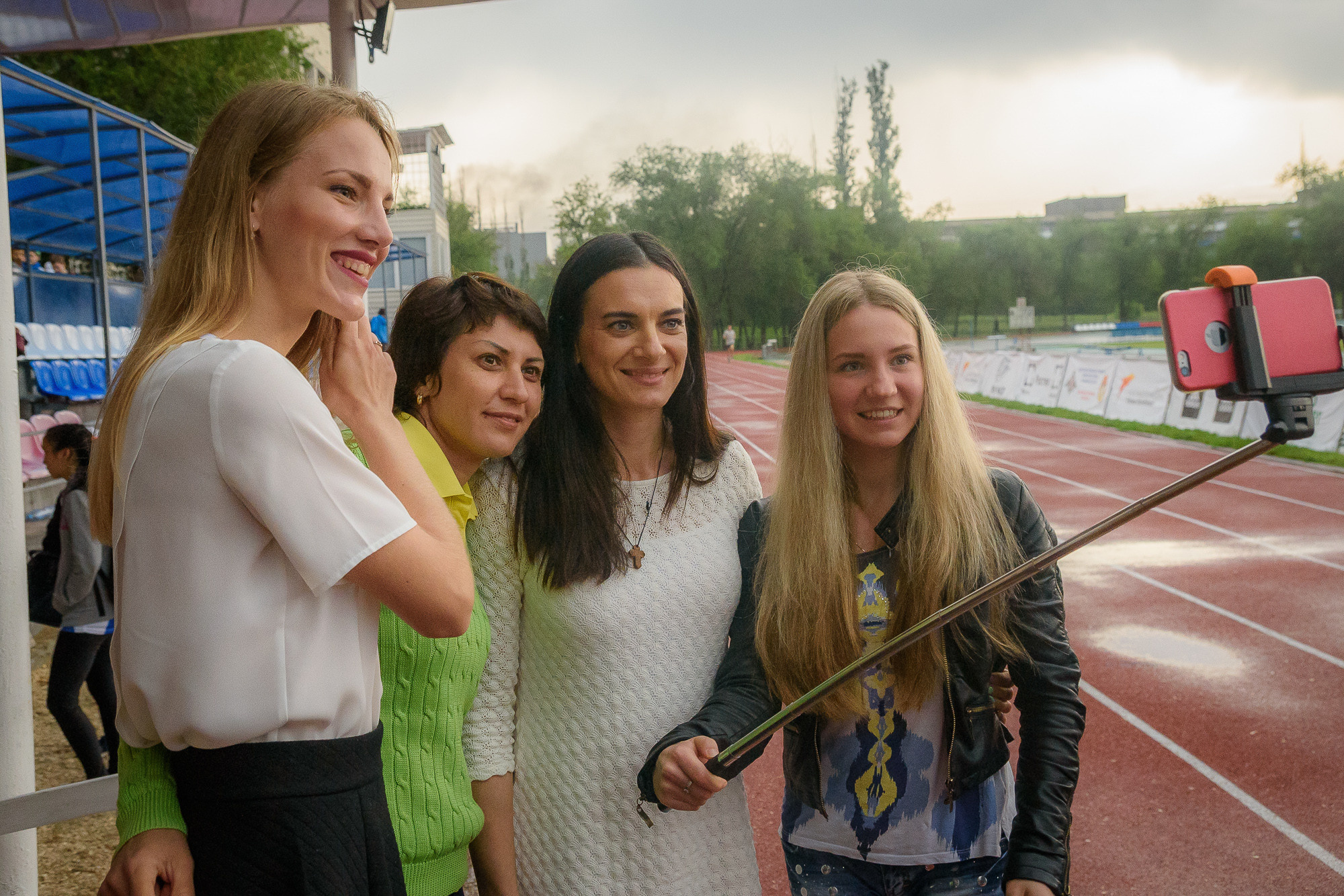 Елена Исинбаева и Татьяна Лебедева делают фото на память