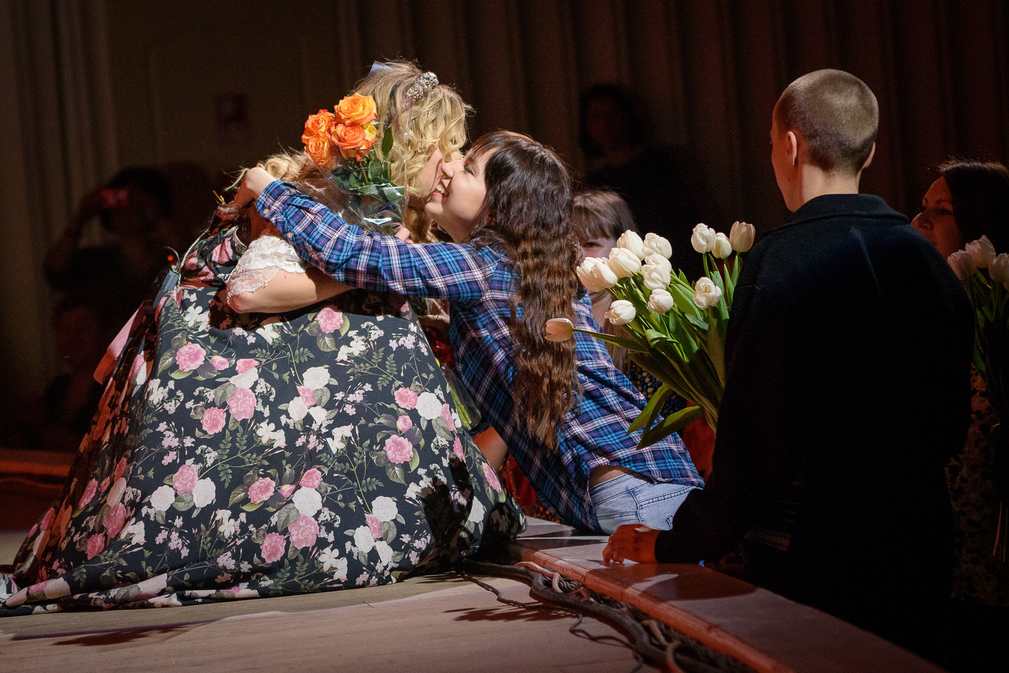 Зрительница на концерте обнимает Пелагею и дарит её букет цветов