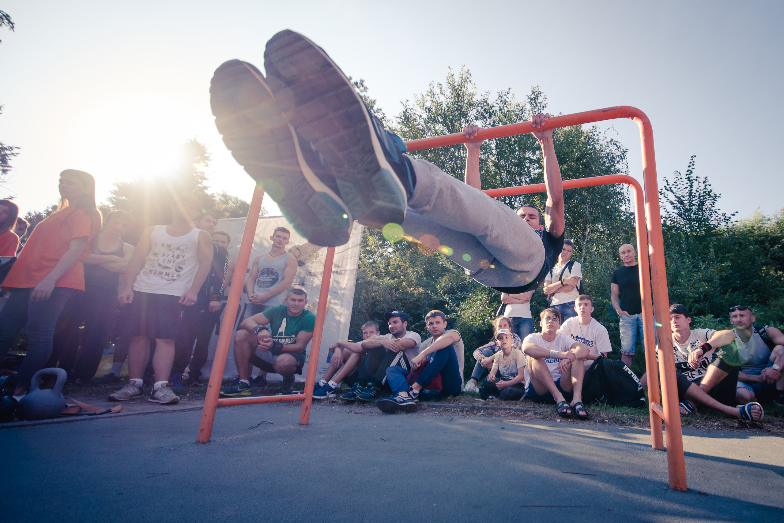 Парень на турнике