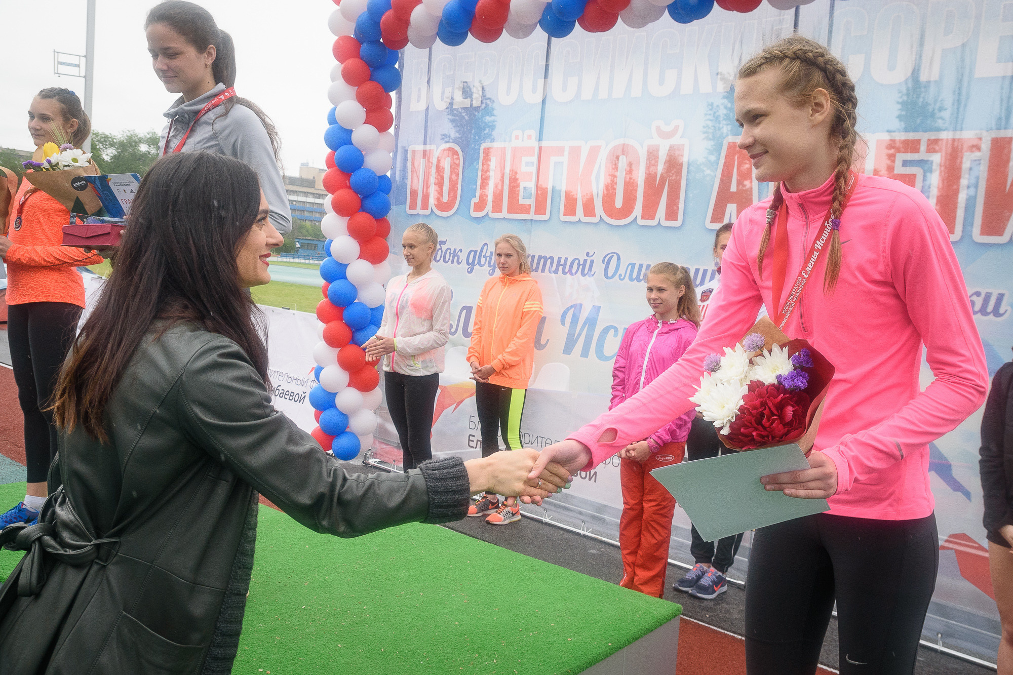 Елена Исинбаева жмет руку победительнице