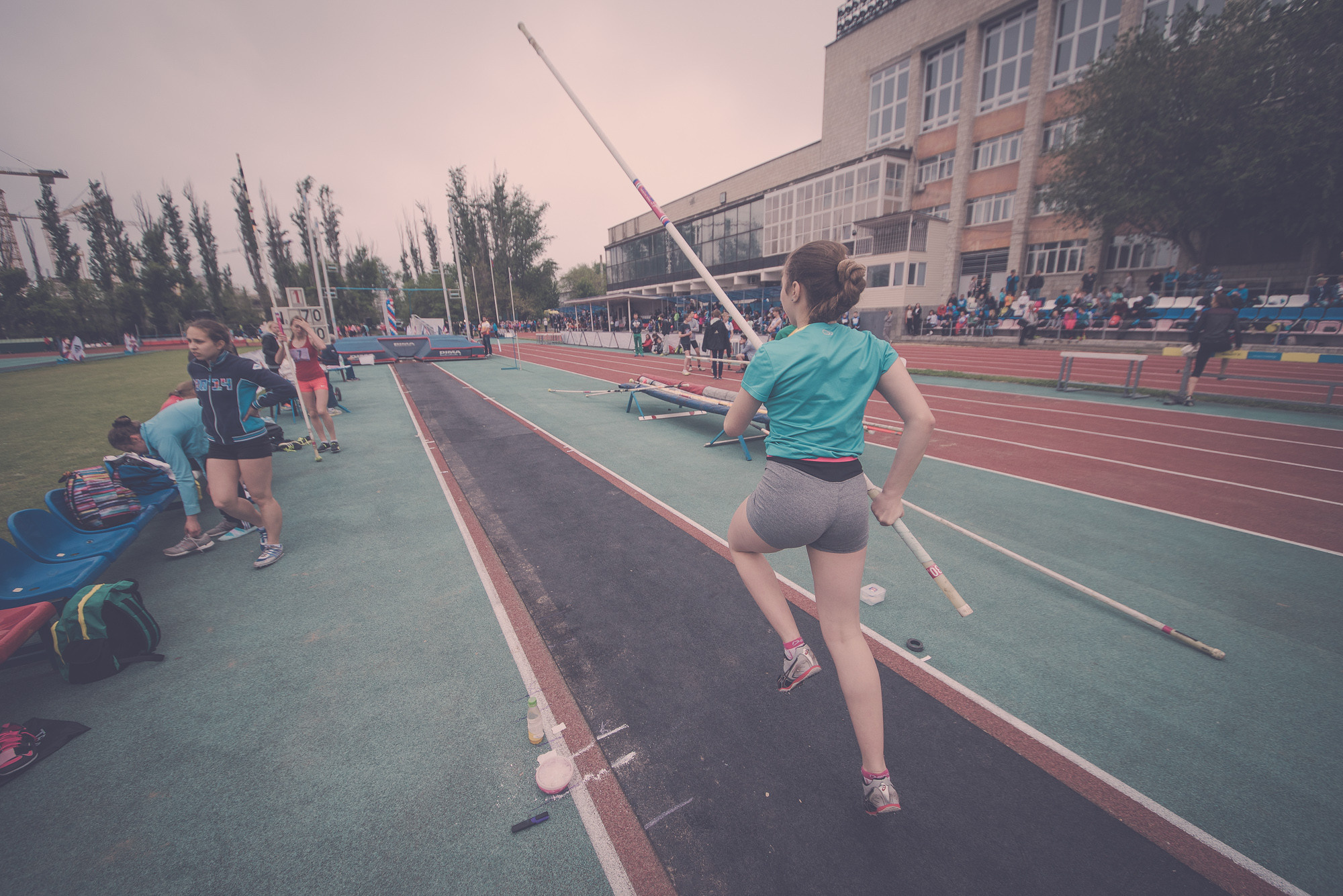 Спортсменка готовится к прыжку с шестом