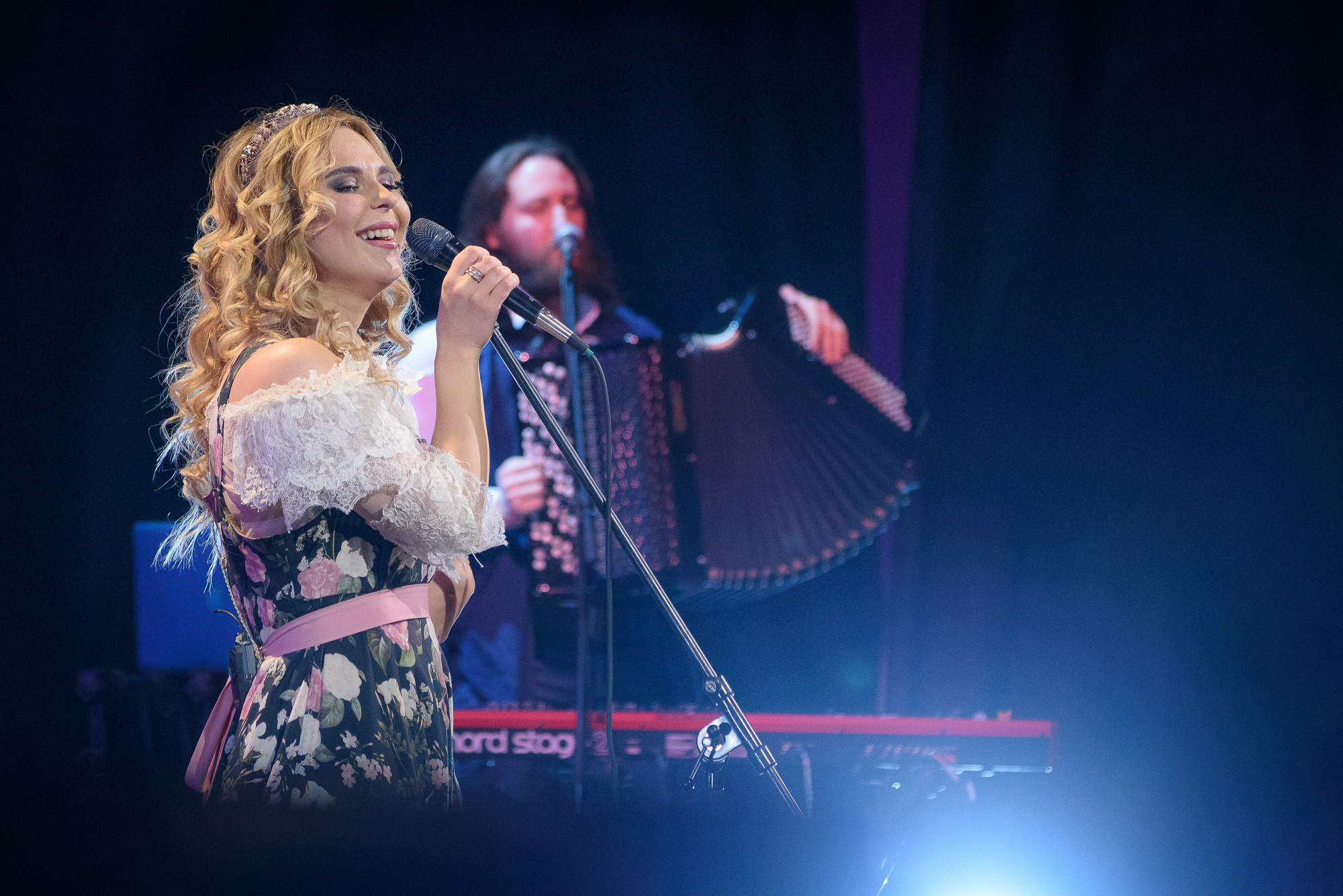 Пелагея исполняет песню на концерте