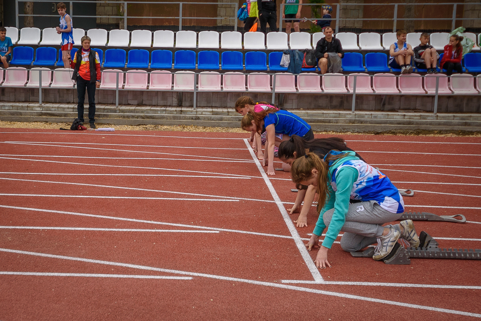 Бегуны на низком старте перед забегом