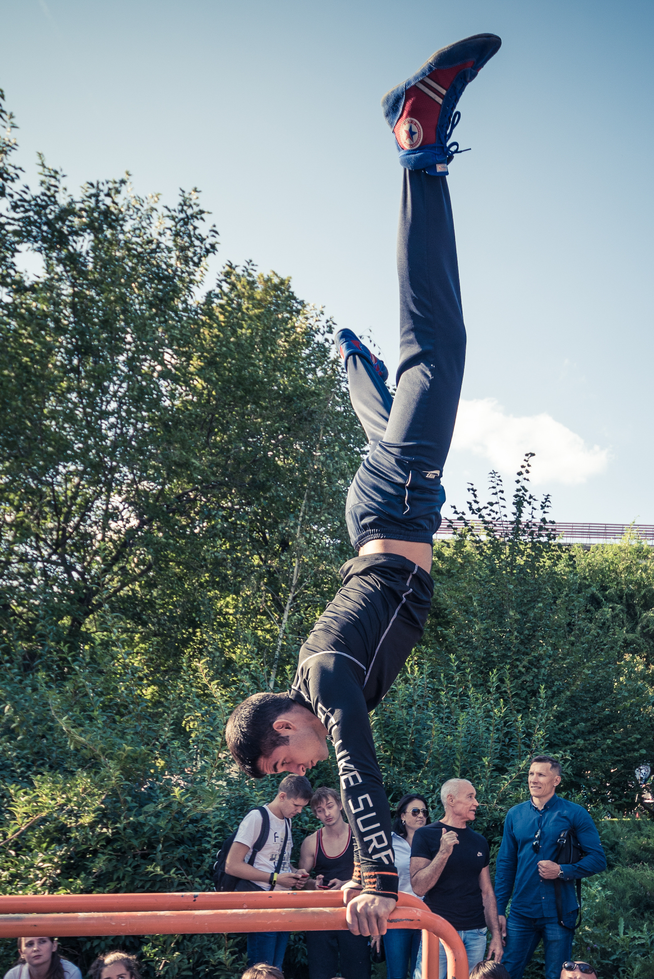 Стойка на брусьях на соревнованиях