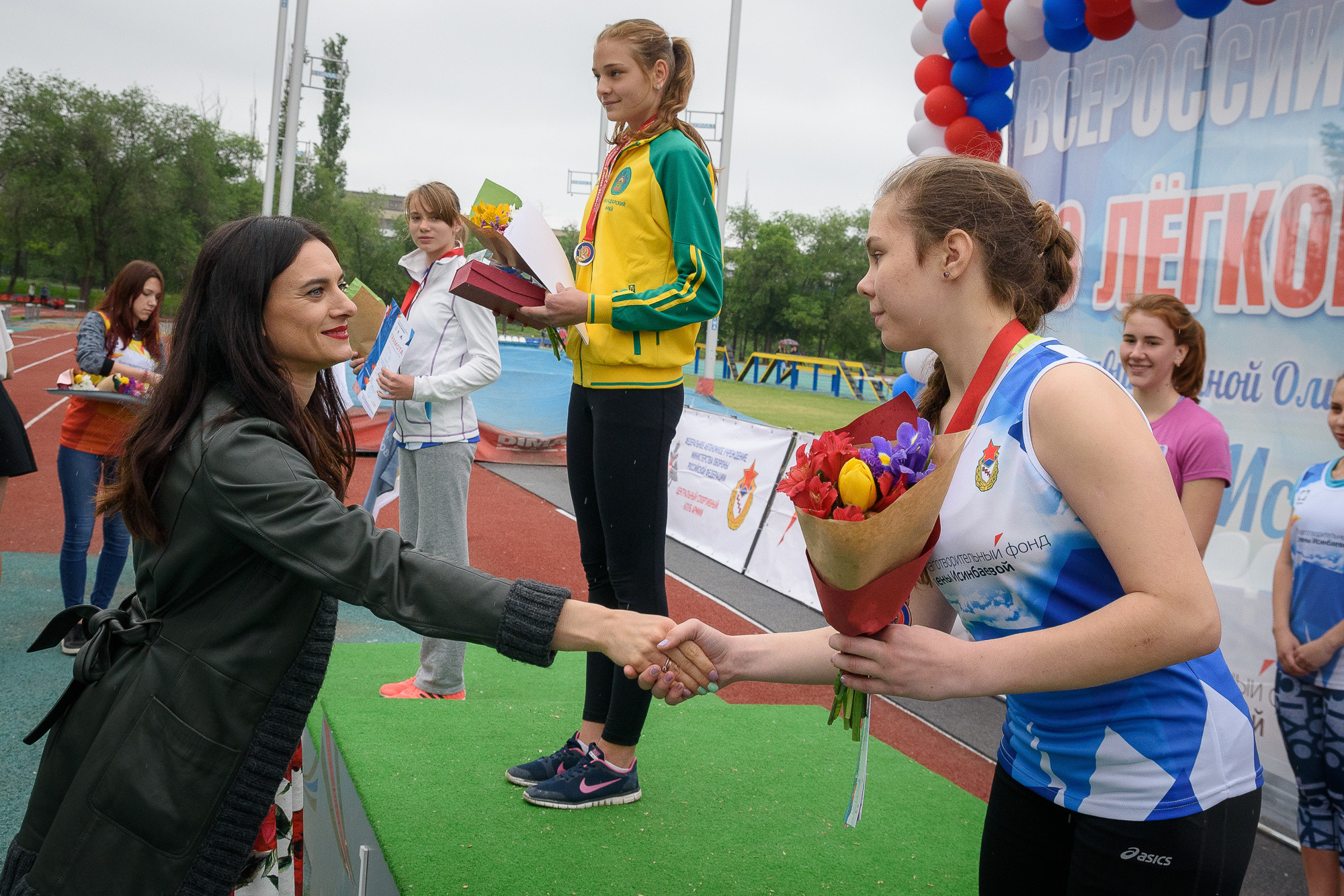 Елена Исинбаева поздравляет победителей соревнований