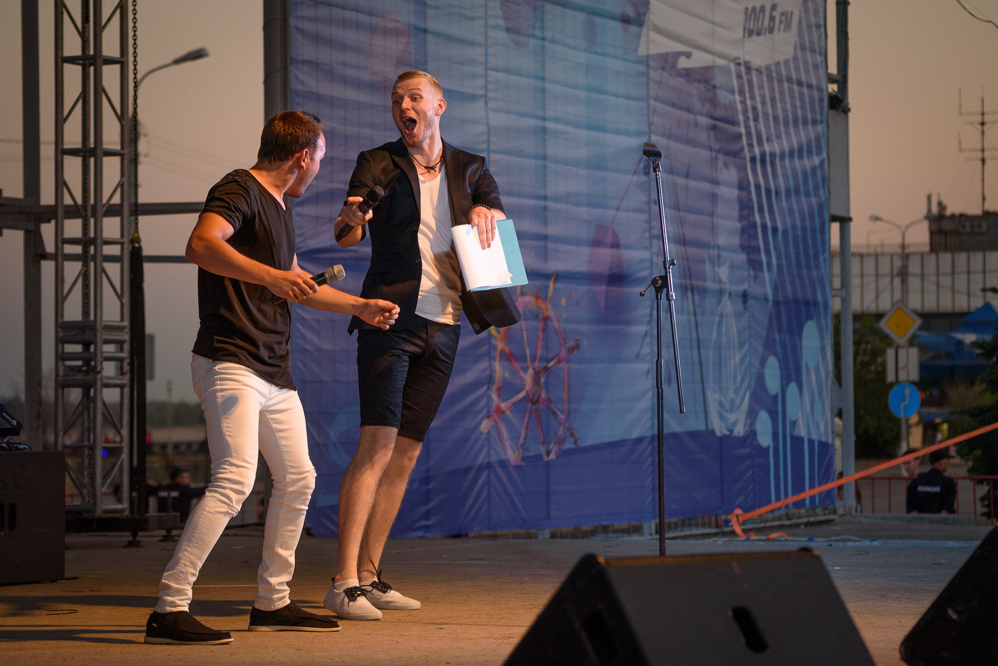 Ведущие тоже зажигали)