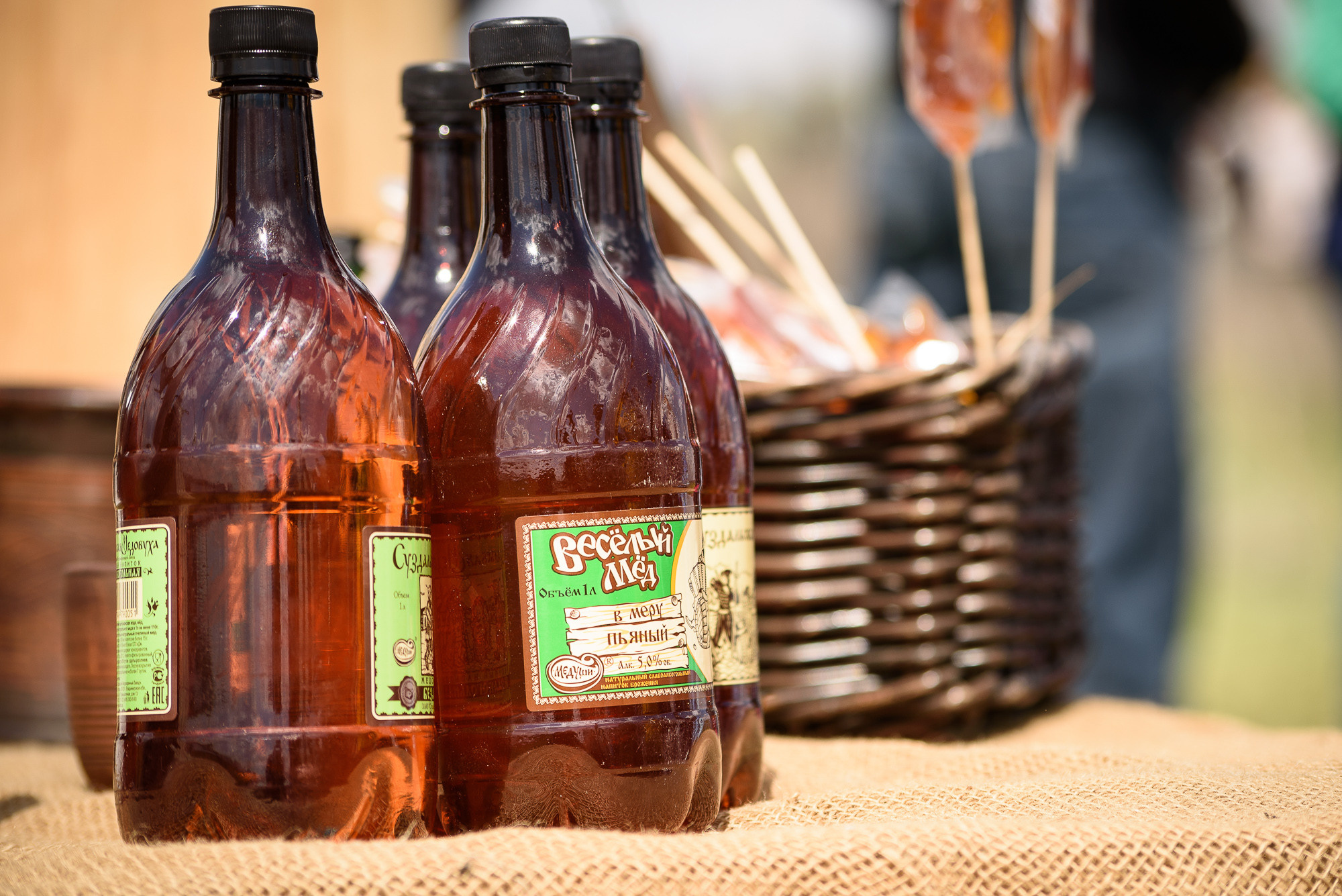 Бутылки с медовухой стоят на прилавке