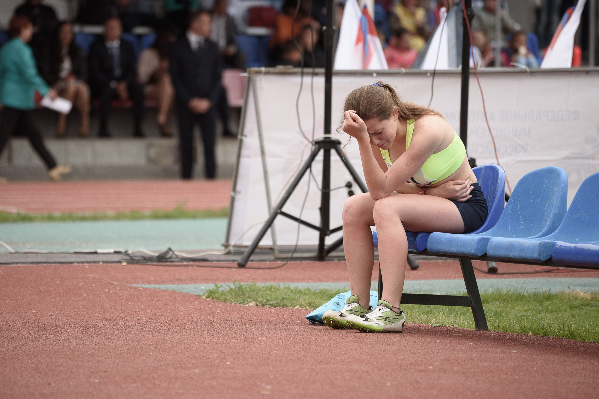 Спортсменка сидит на кресле после травмы
