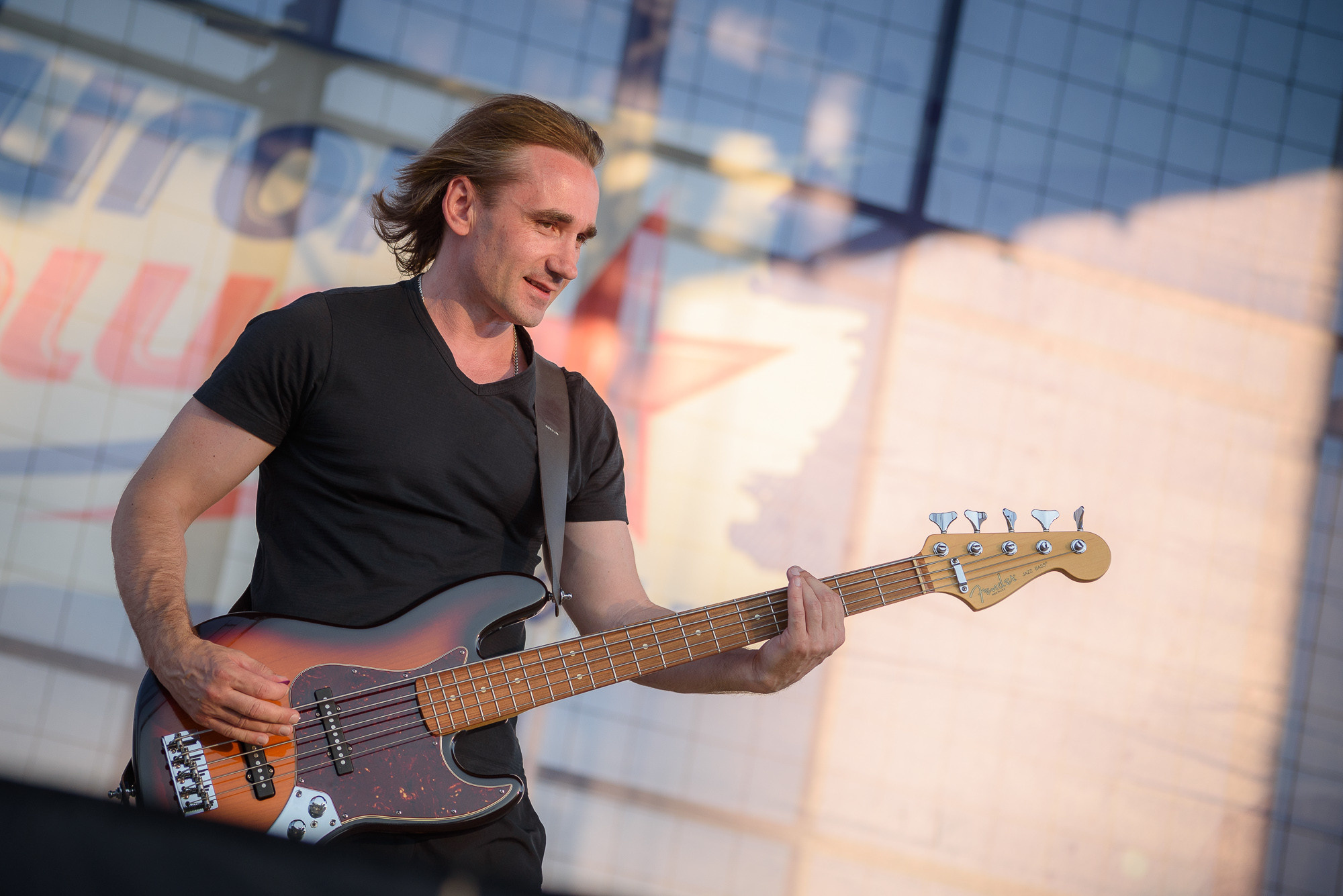 Гитарист группы «Metal Noise» играет на концерте