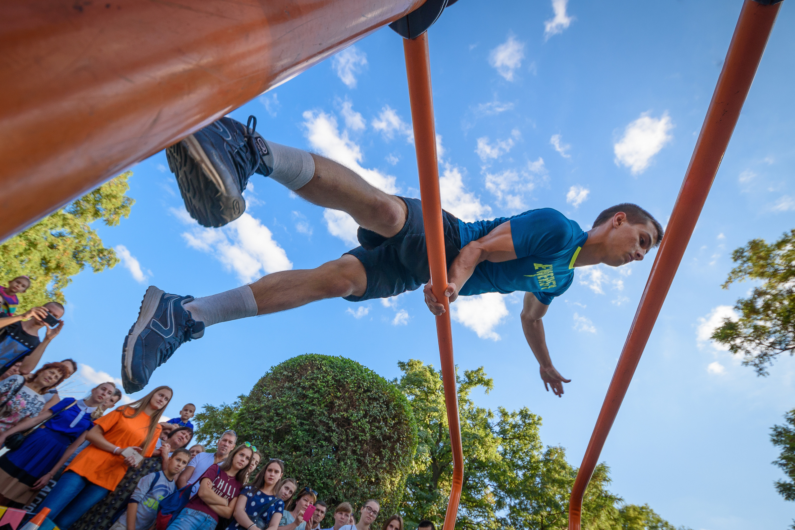 Парень на брусьях