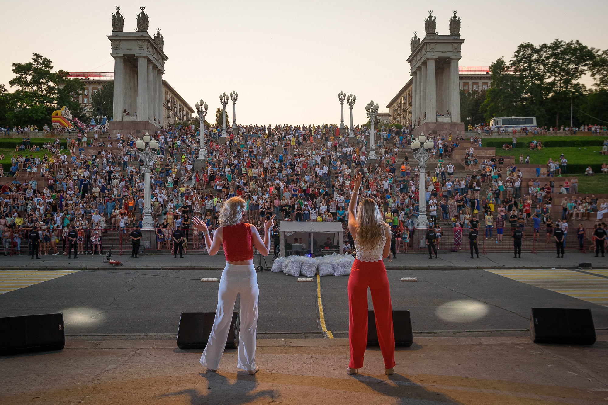 Дуэт «Platinum» на фоне зрителей на Центральной набережной Волгограда