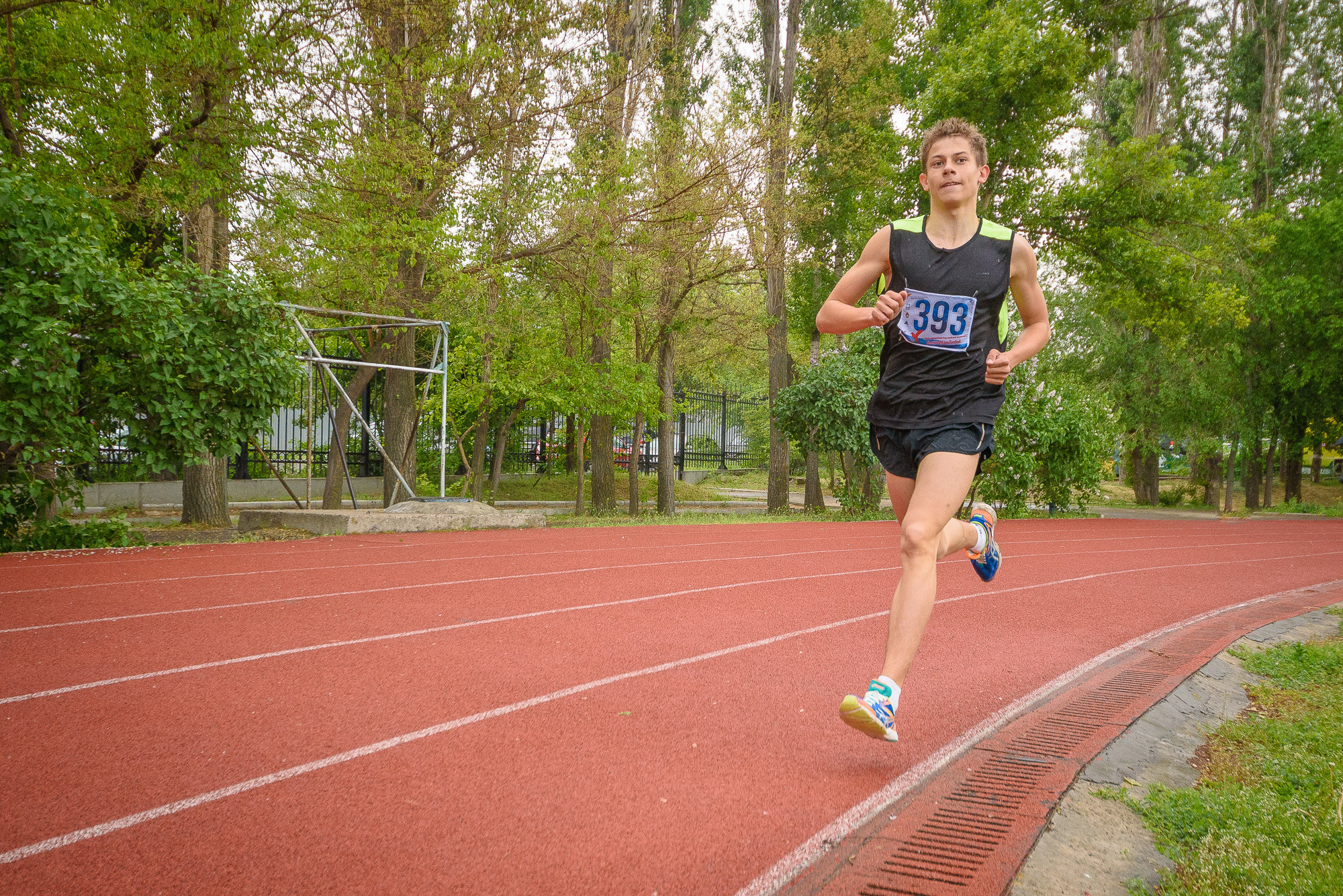 Бегун бежит по стадиону