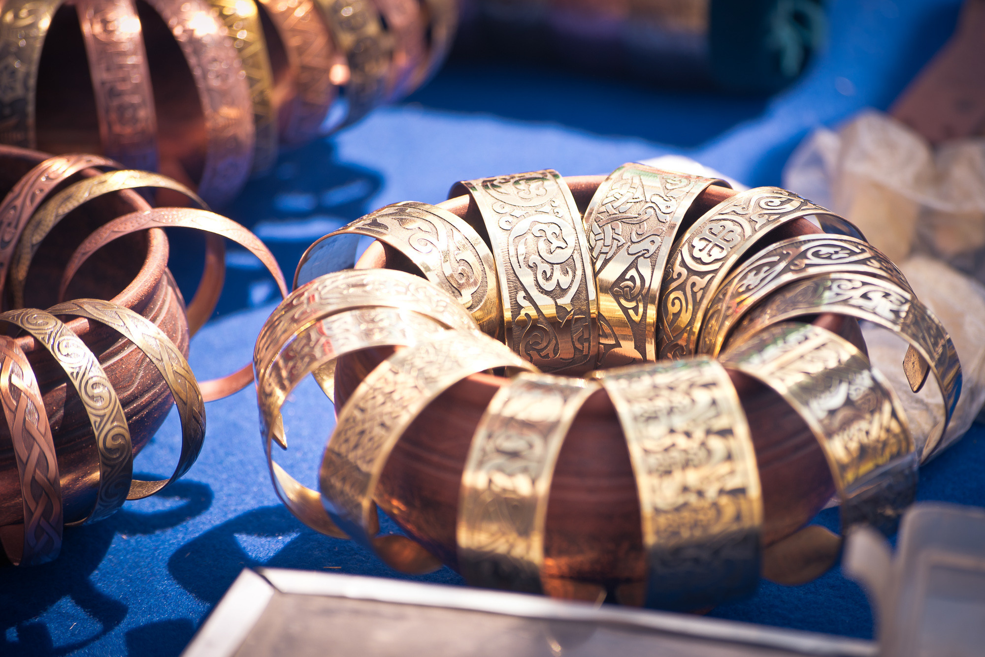 Медные браслеты разложены в чаше на столе