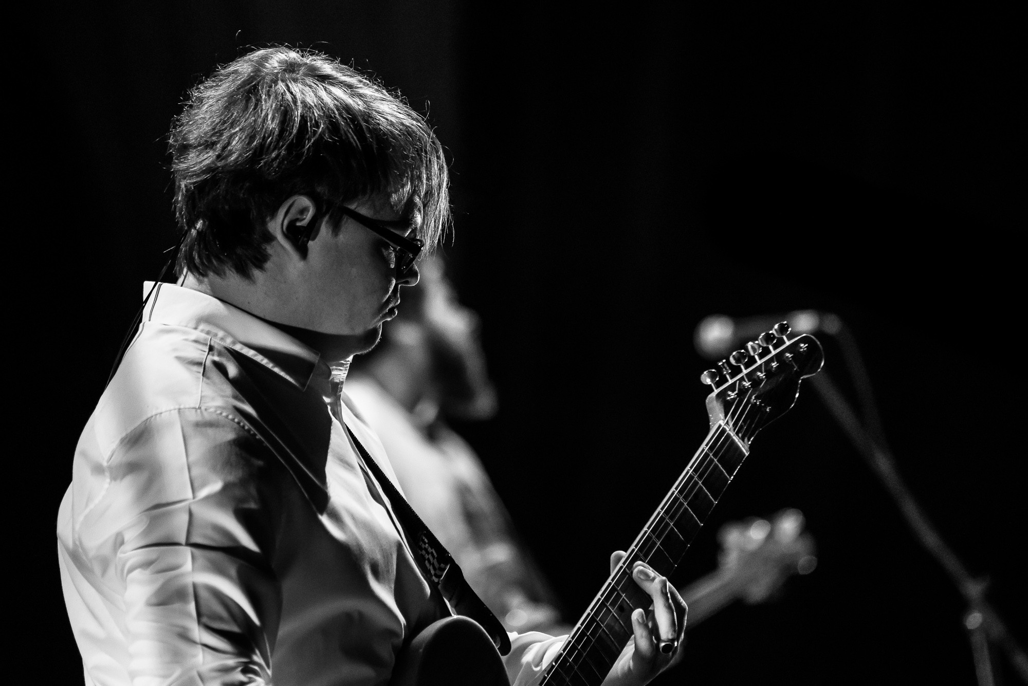 Павел Дешура, участник группы "Пелагея" с гитарой