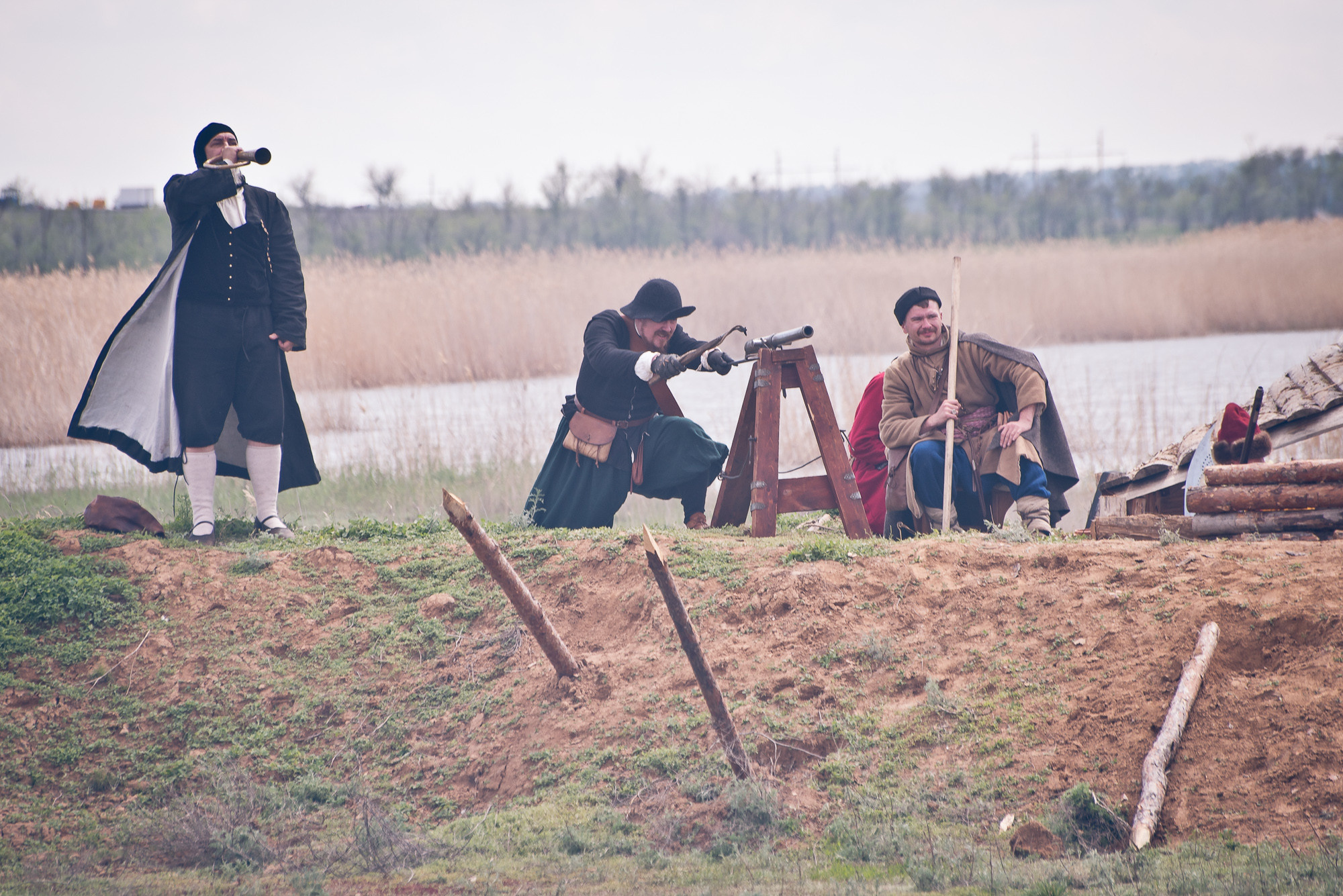 Обороняющиеся на Царицынском валу стреляют в нападающих