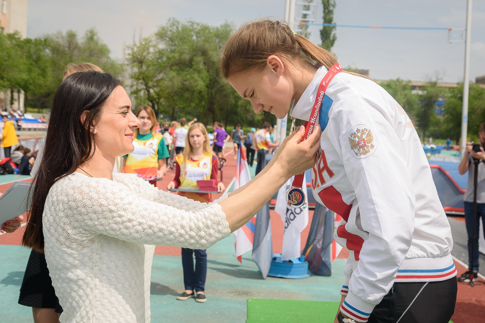Елена Исинбаева награждает победительницу