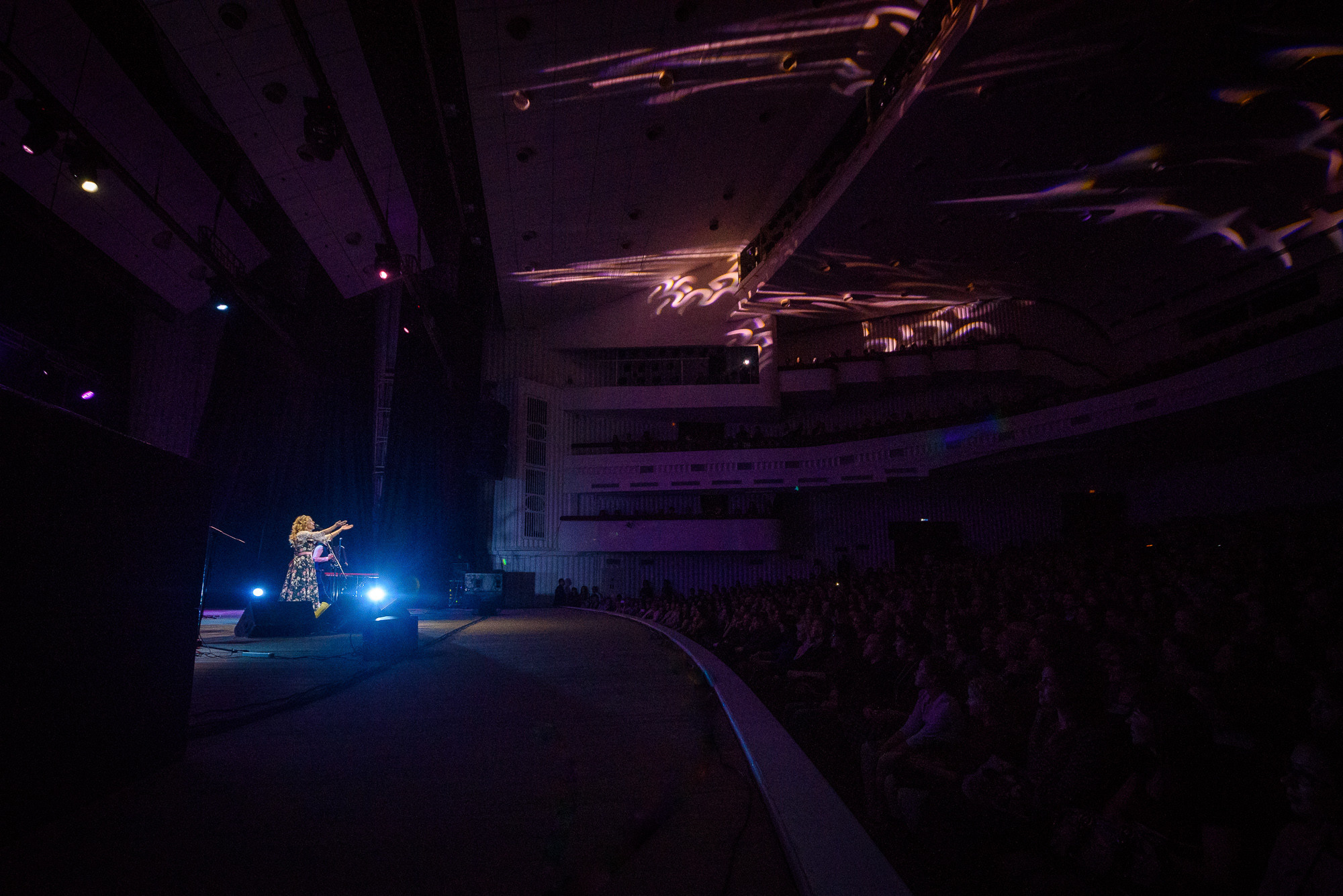 Общий вид на Центральный концертный зал Волгограда, заполненный зрителями на концерте группы "Пелагея"