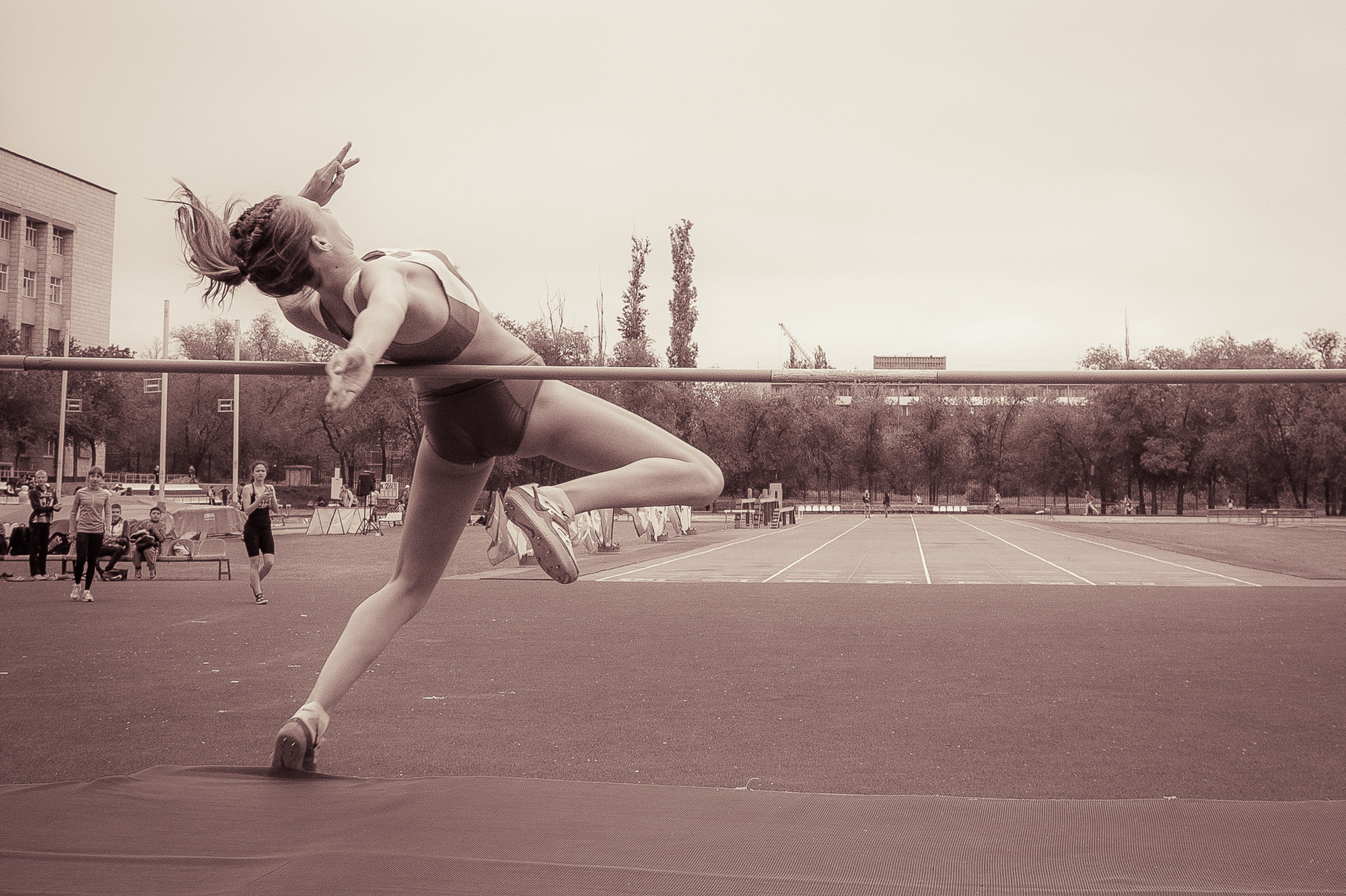 Прыгунья в высоту перелетает планку