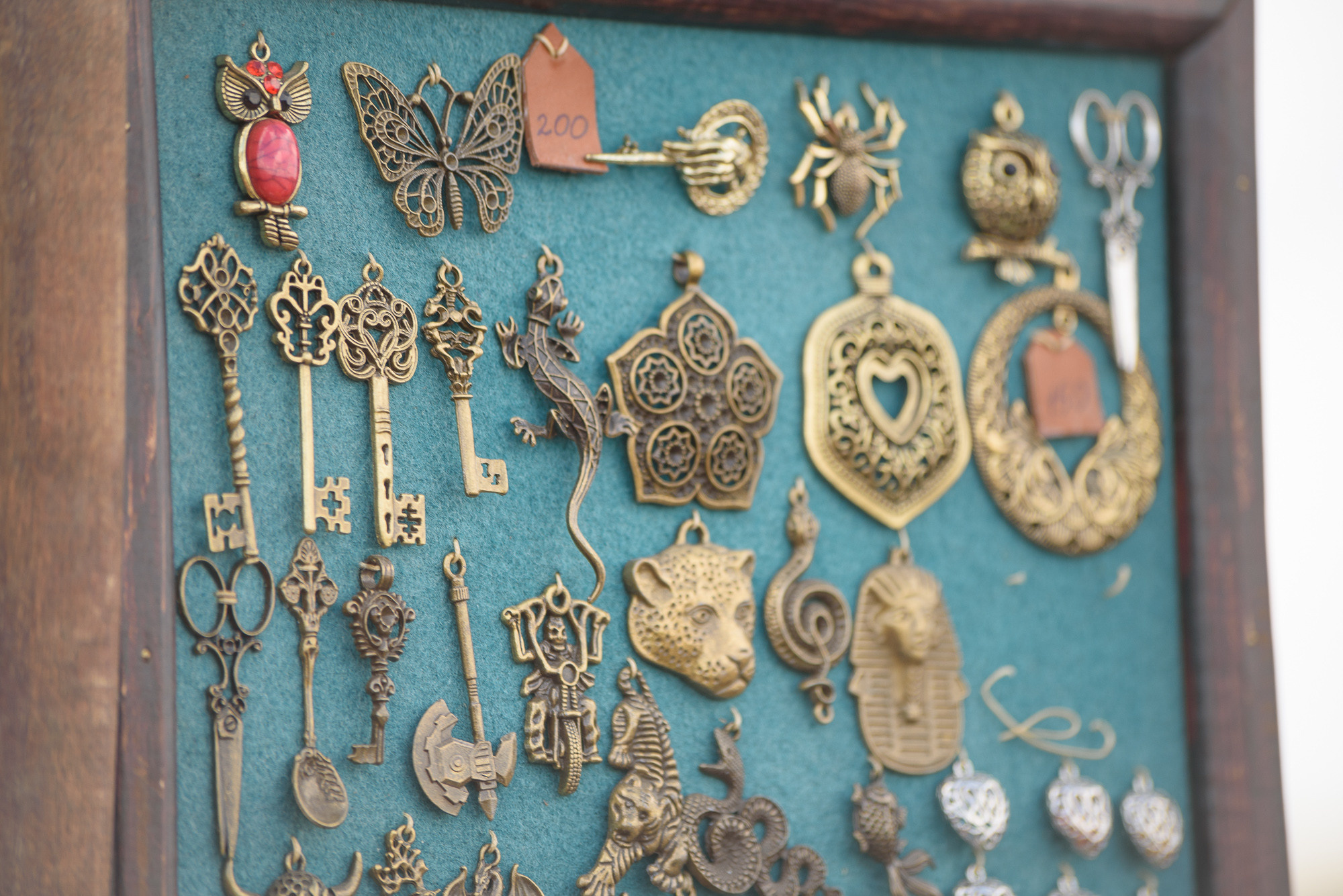 Бронзовые сувениры, ключи и амулеты