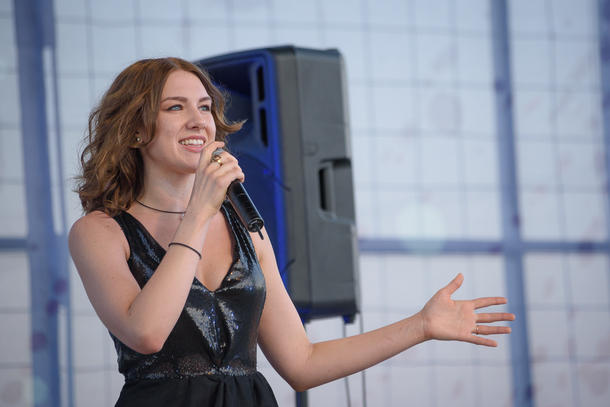 Певица Светлана Михайлова исполняет песню