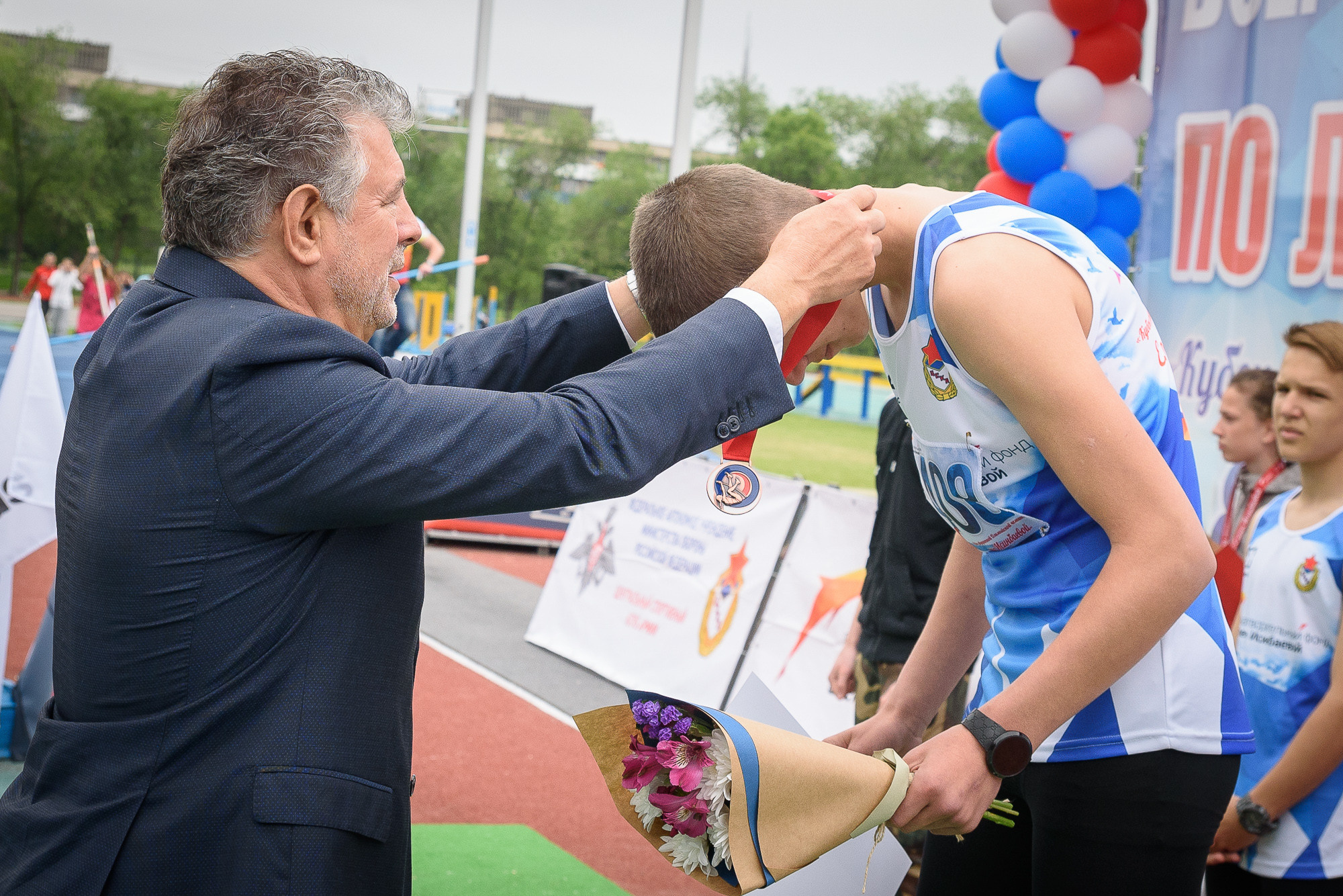 Жоэль Бузу награждает победителя соревнований