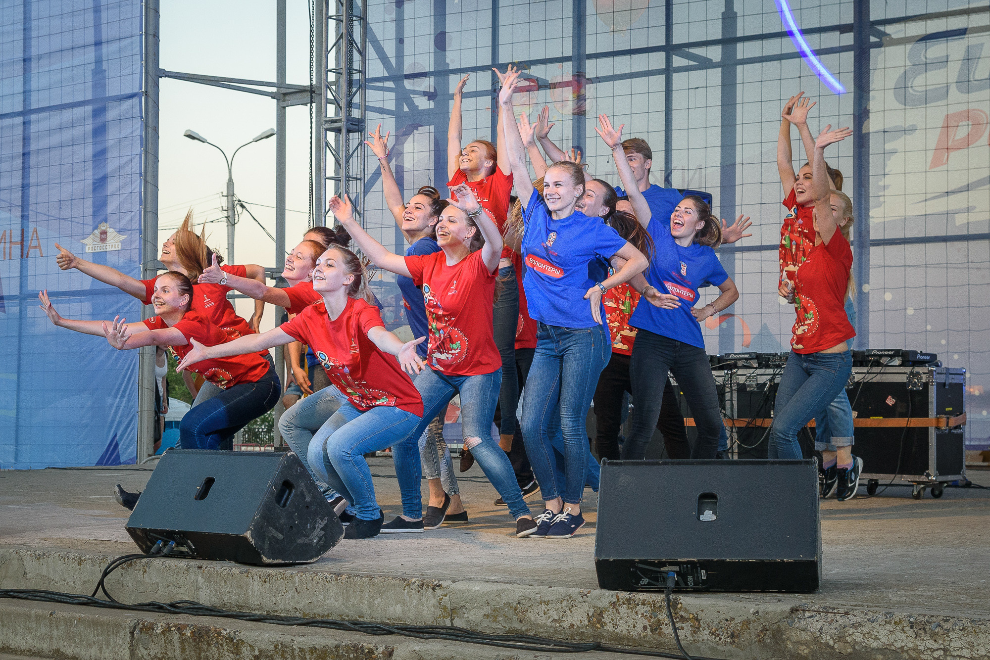 Группа волонтёров в красных и синих футболках