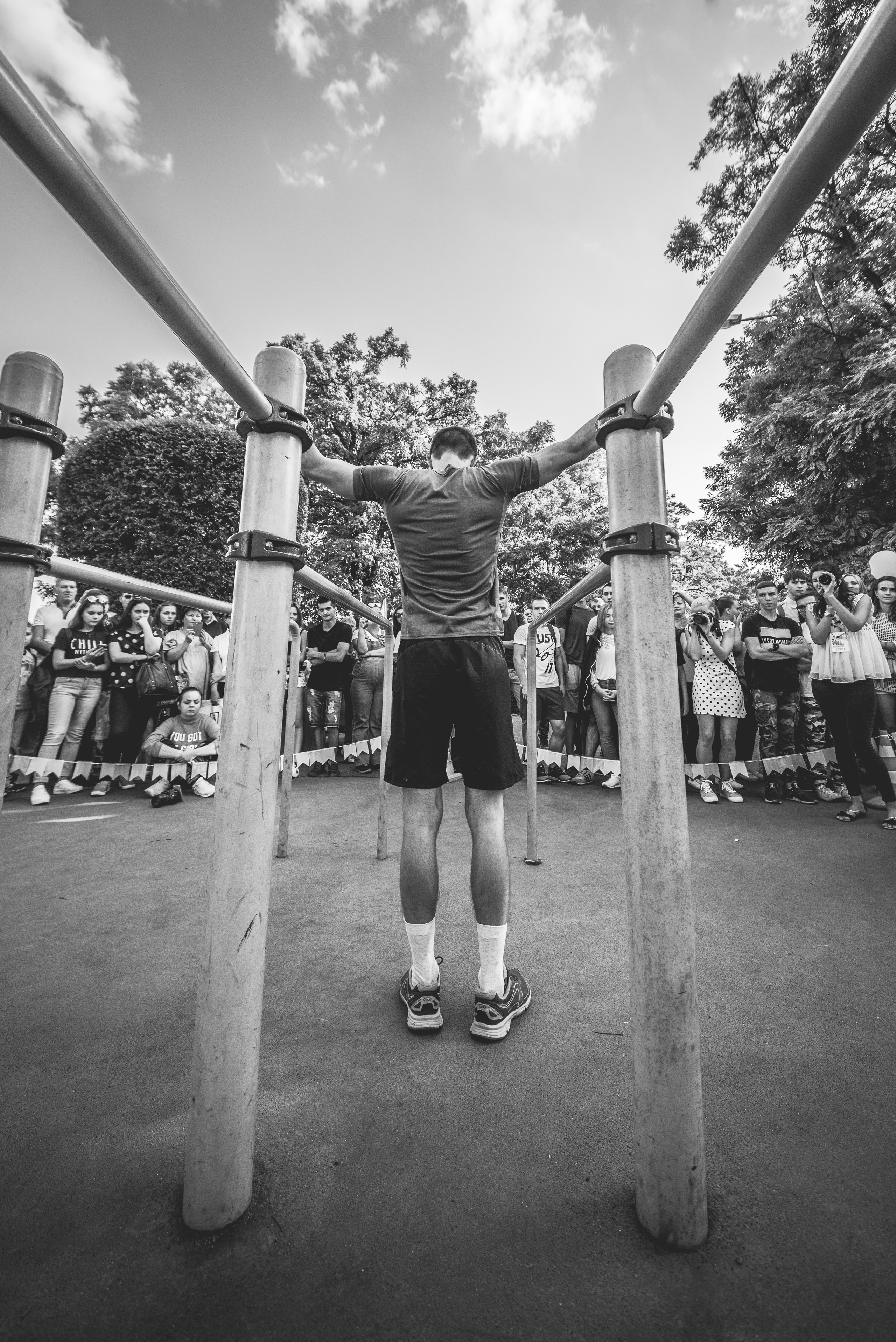 Спортсмен у брусьев