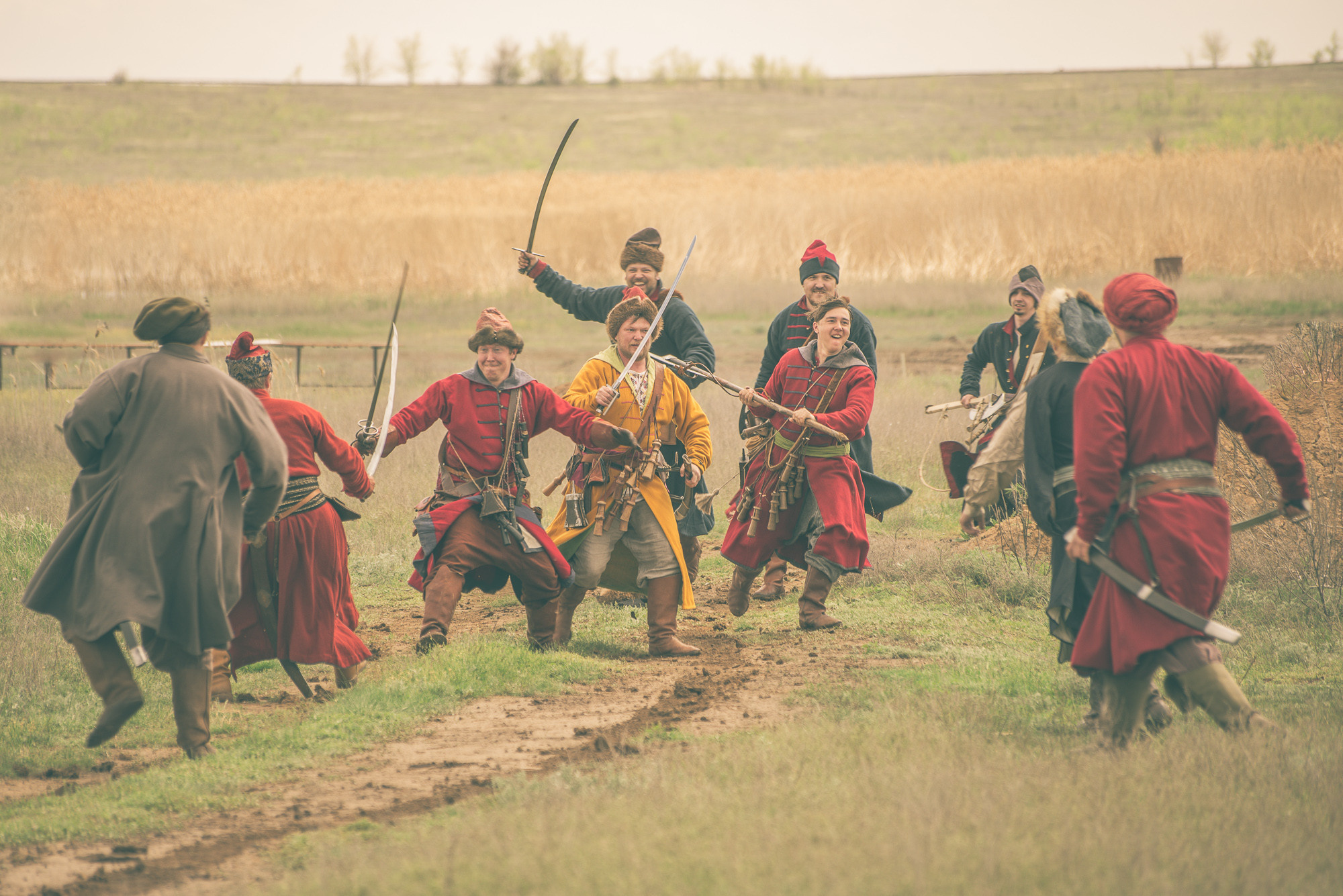 Участники исторической реконструкции сражаются на саблях