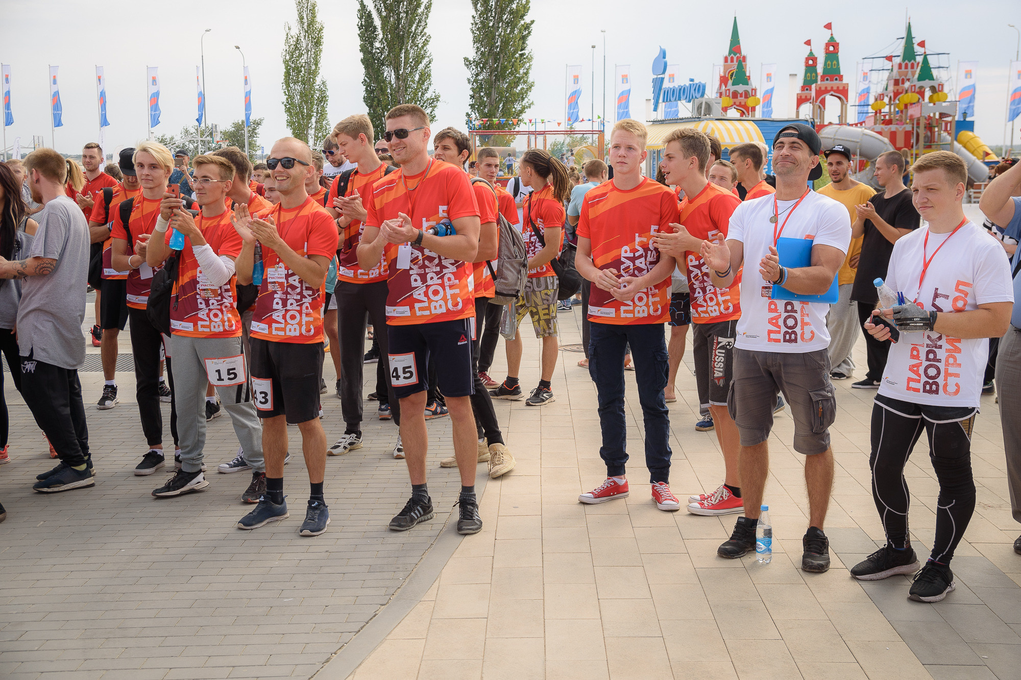 Спортсмены слушают ведущего мероприятия