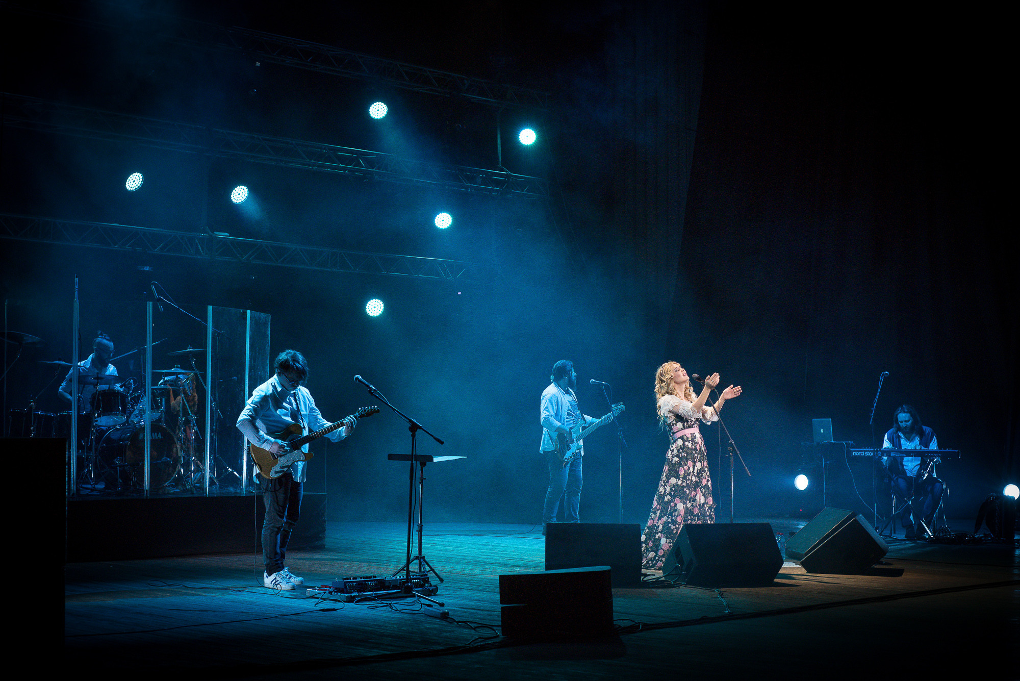 Группа "Пелагея" на концерте в синем свете прожекторов