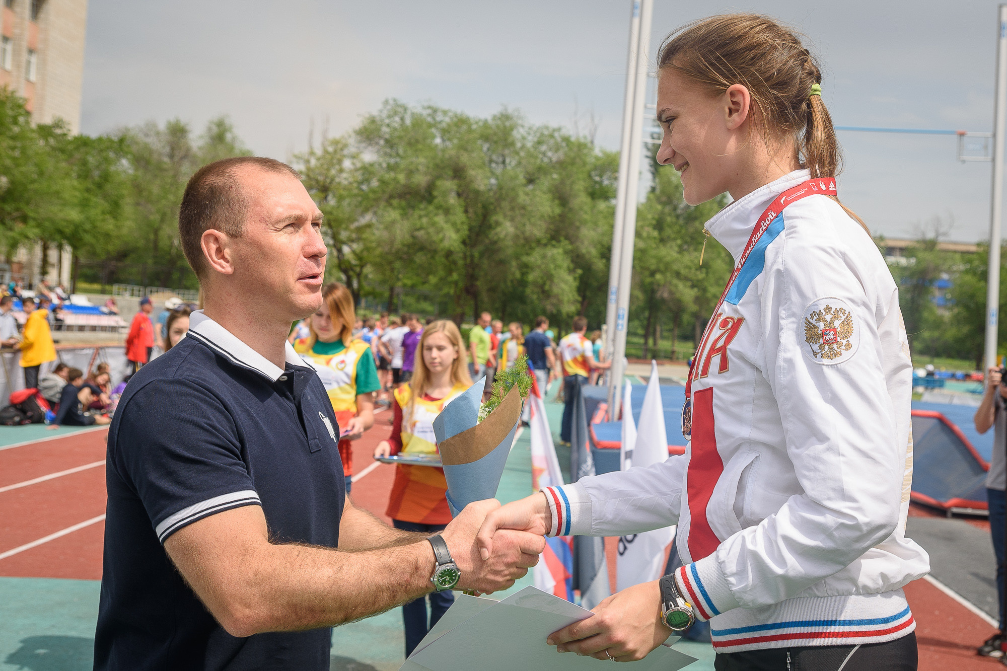 Олимпийский чемпион Максим Опалев награждает победителя соревнований