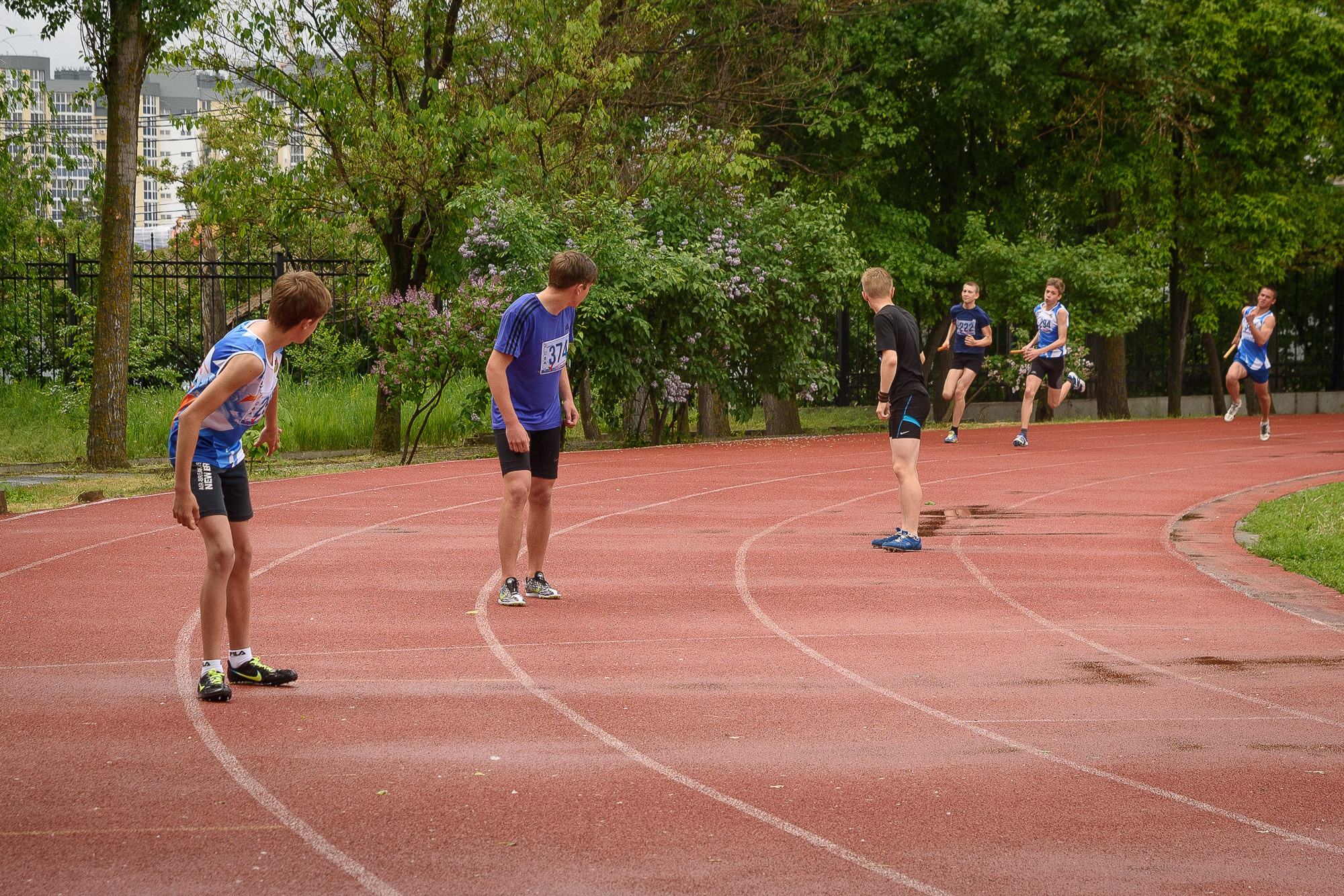 Участники эстафеты ожидают своих партнеров по команде