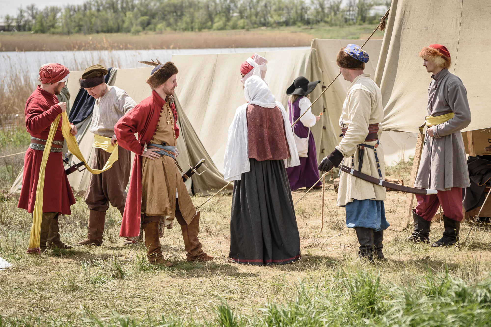 Участники исторической реконструкции общаются в лагере