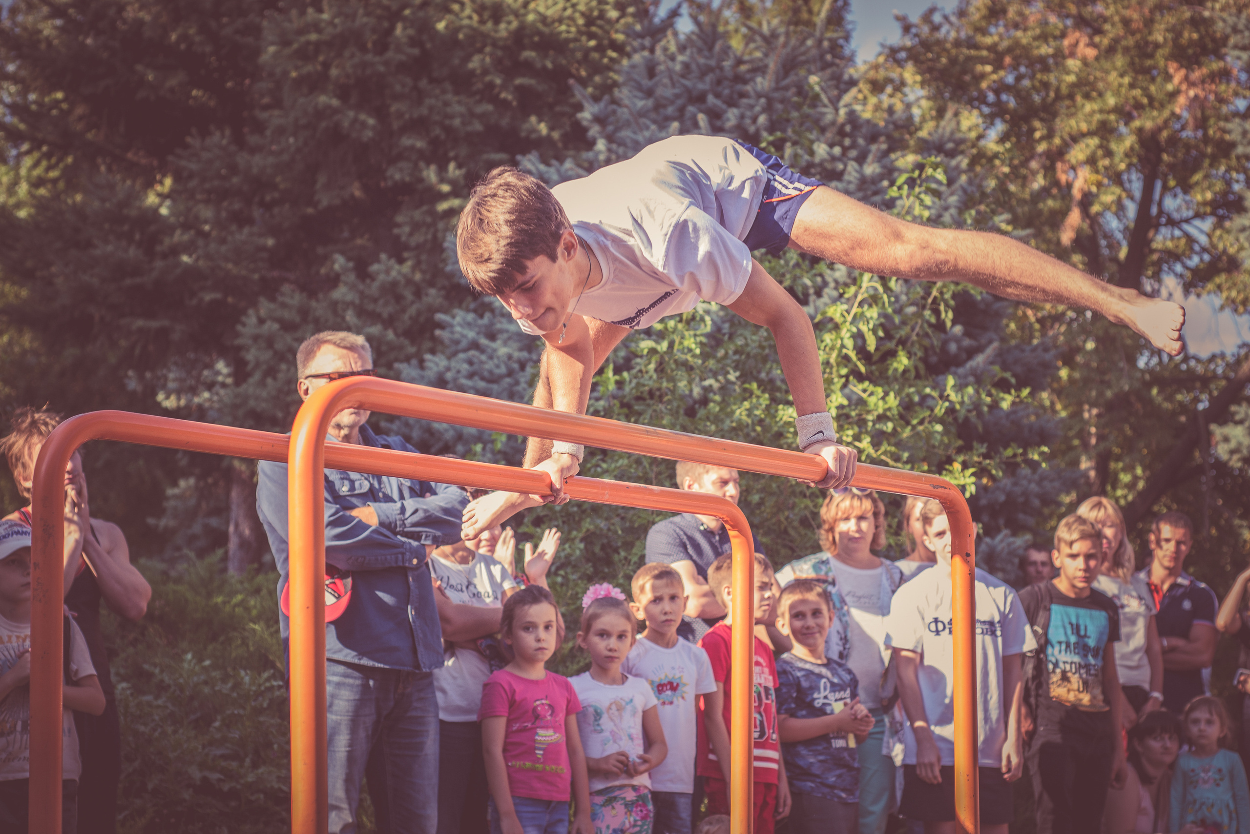 Спортсмен на турнике на соревнованиях по workout