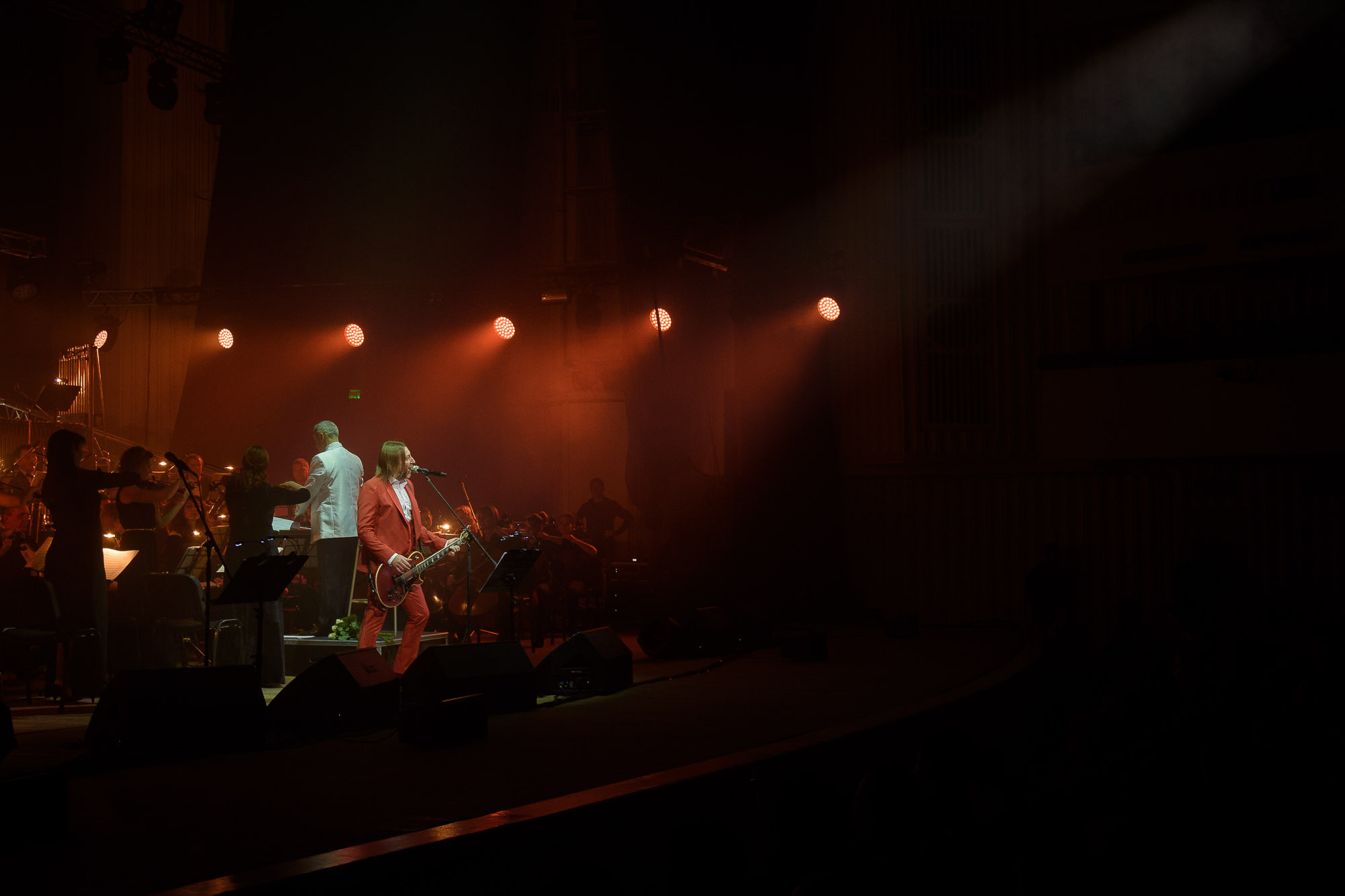 Шура Би-2 в лучах света на концерте