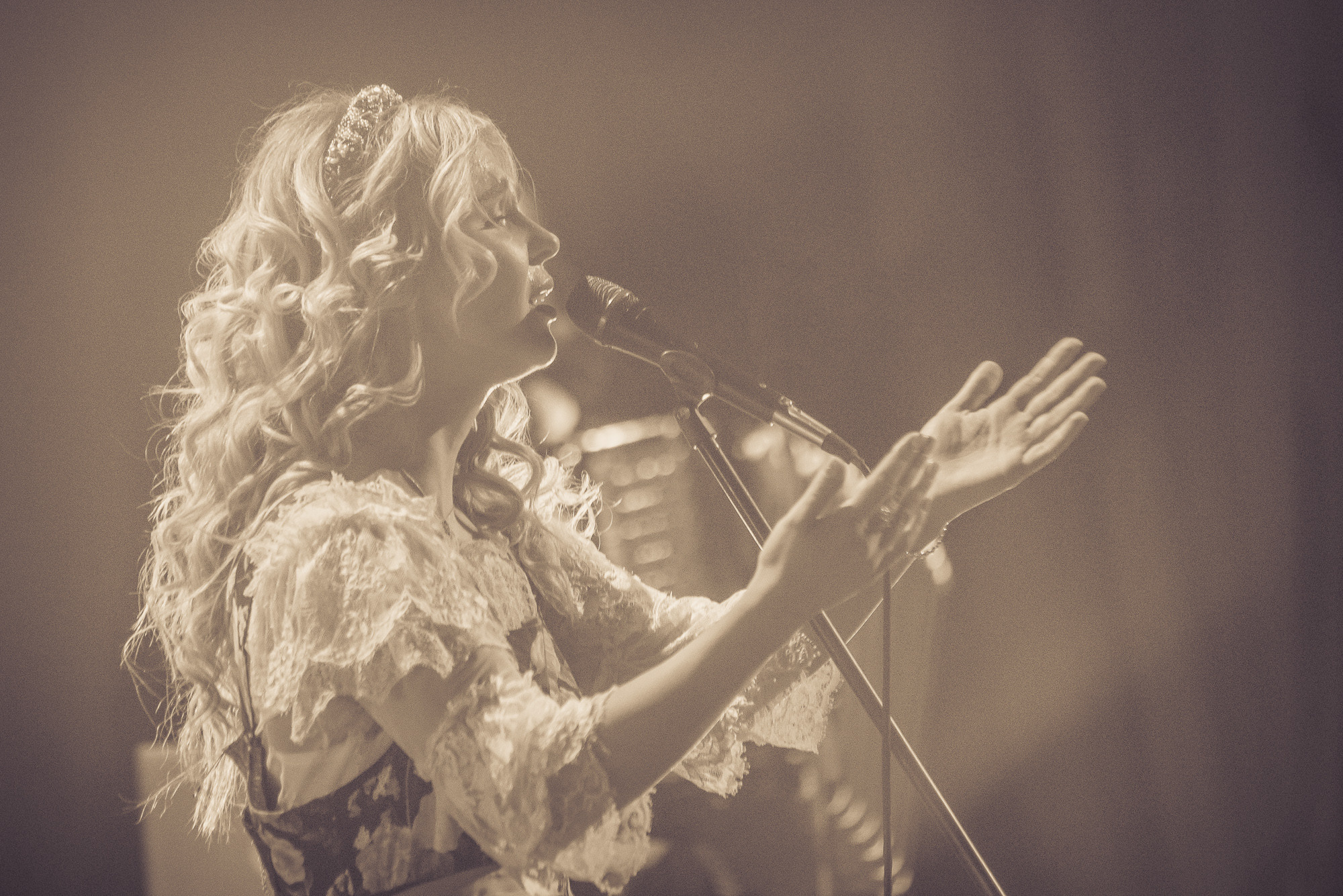 Пелагея обращается к зрителям, протягивая им руки