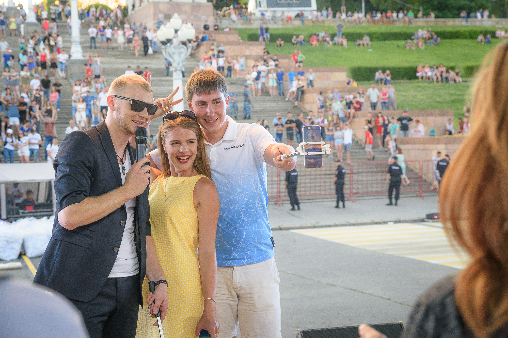 Ведущие мероприятия делают селфи со зрителями