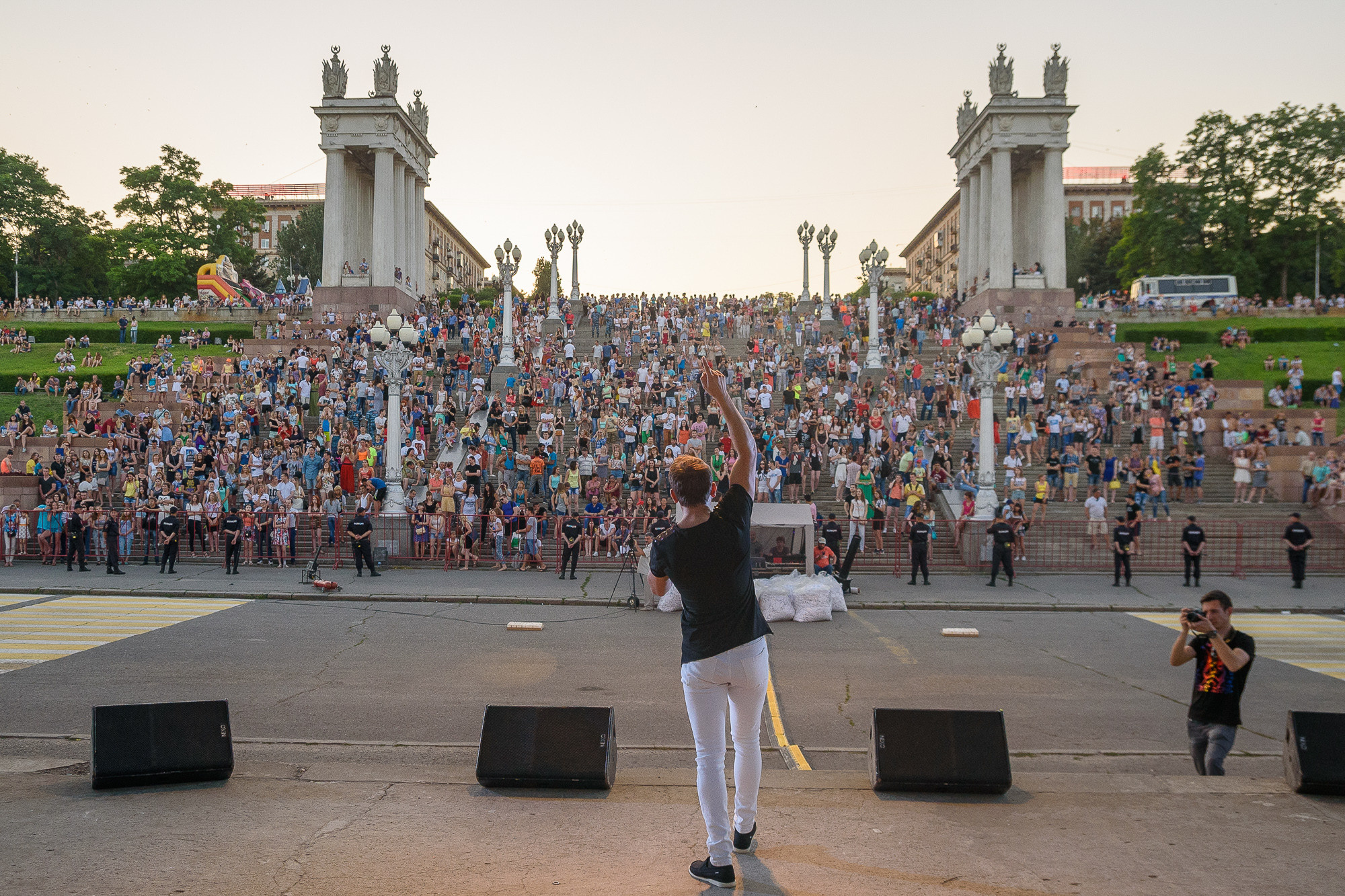 Дмитрий Трофим на фоне зрителей